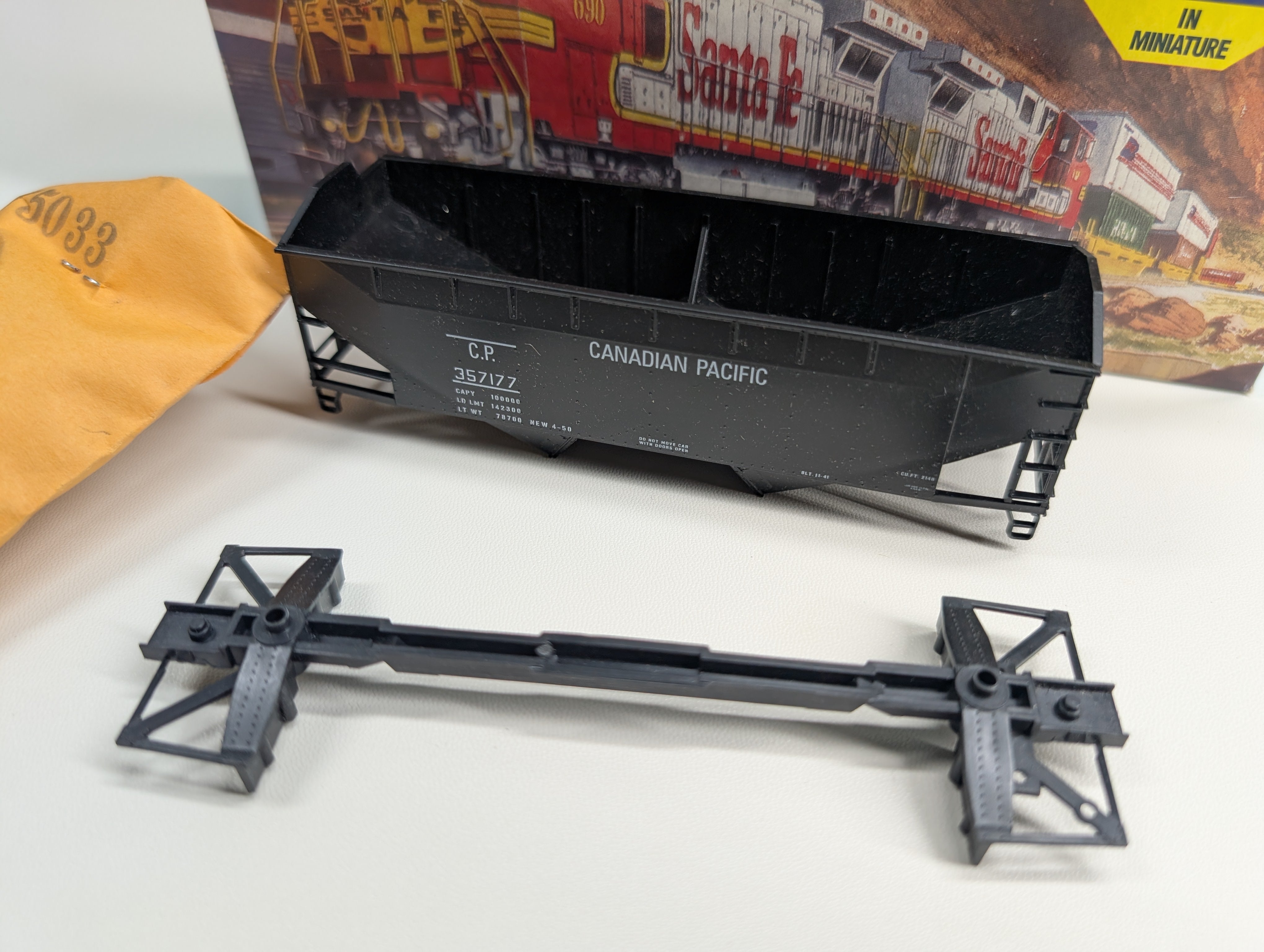 USED Athearn 5402 HO Scale 34' Hopper Canadian Pacific CP #357177 KIT