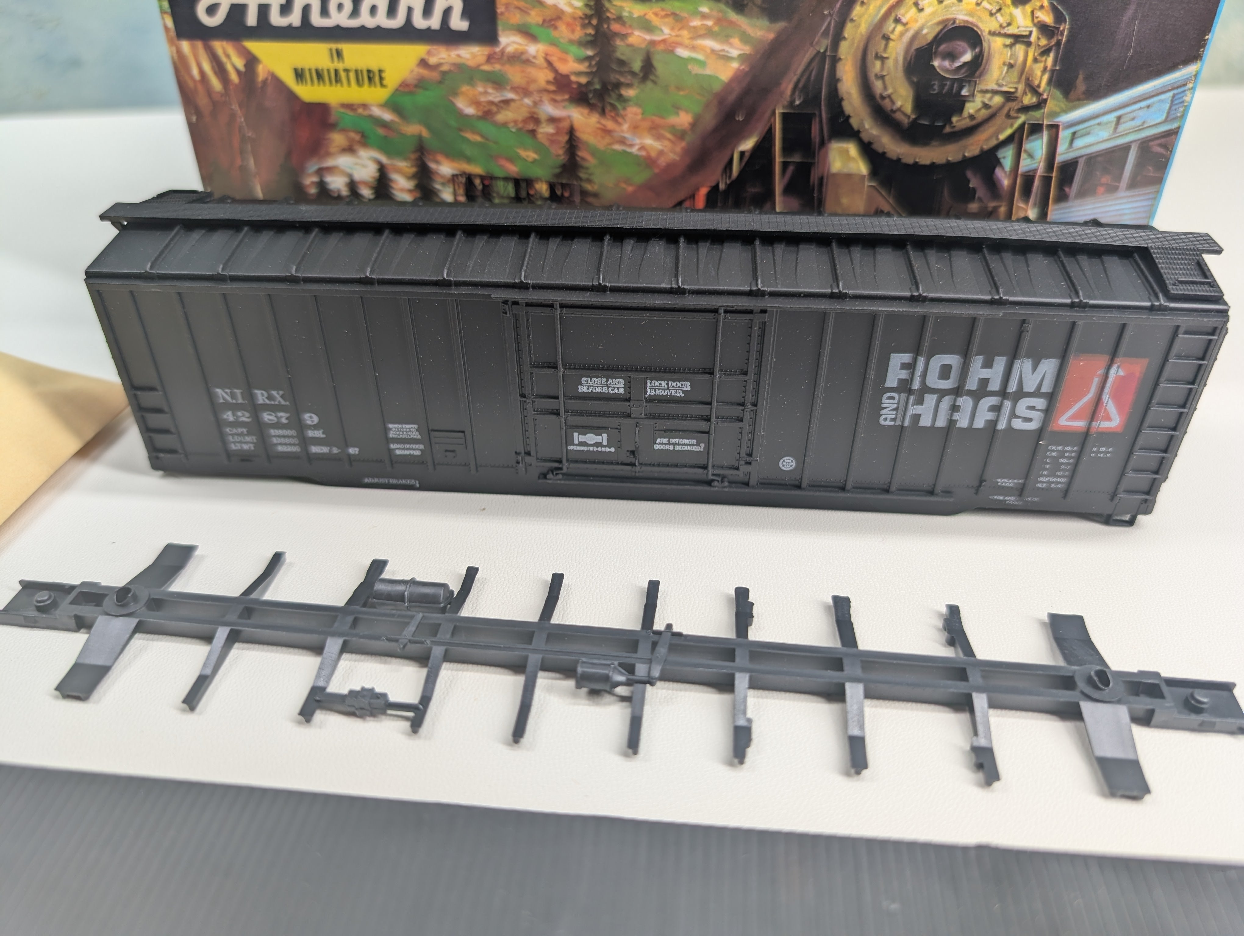USED Athearn HO Scale 50' Plug Door Box Car Rohm and Haas NIRX #42879 KIT