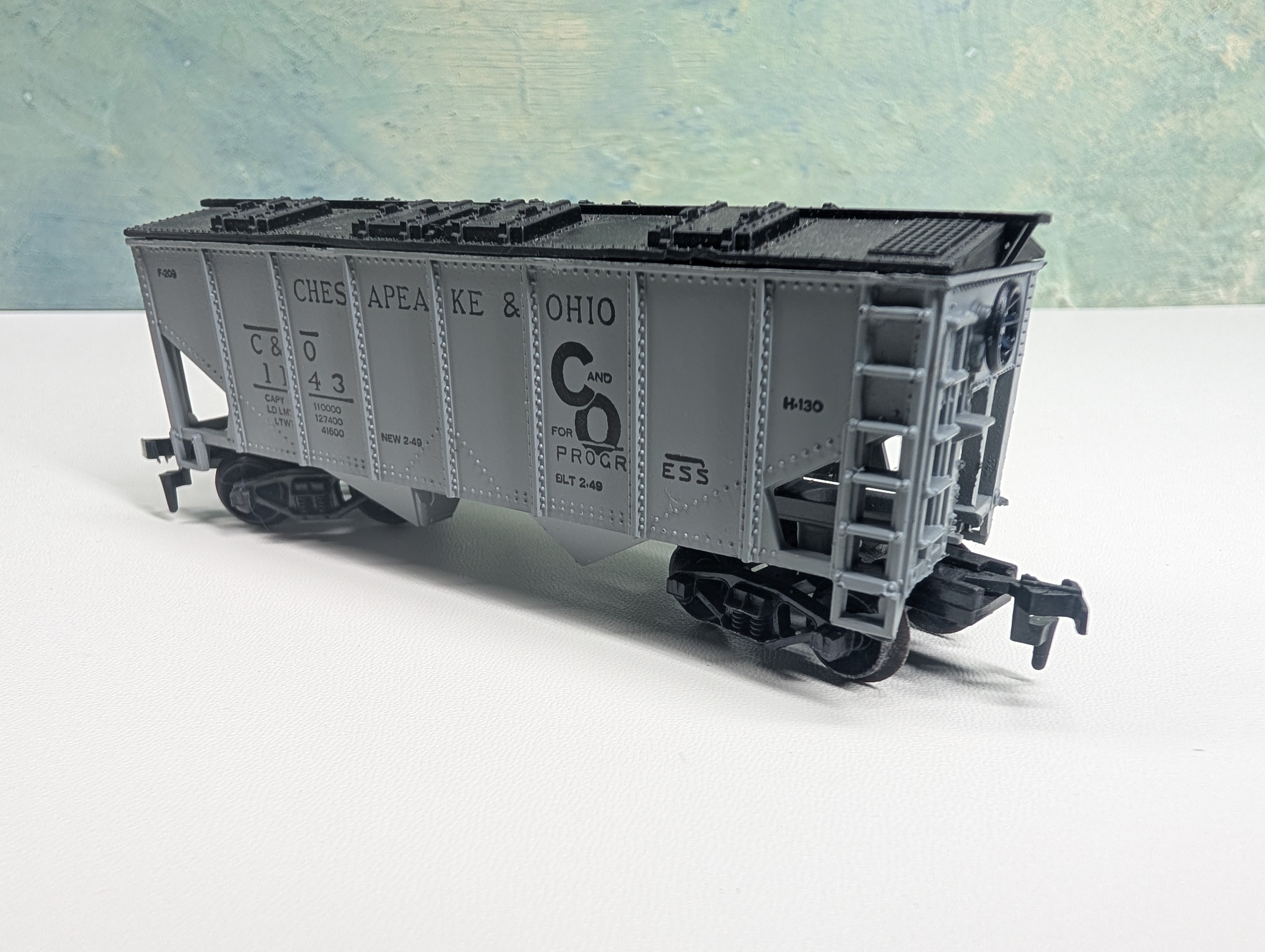 USED HO Scale Covered 2 Bay Hopper Chesapeake and Ohio C&O #1143