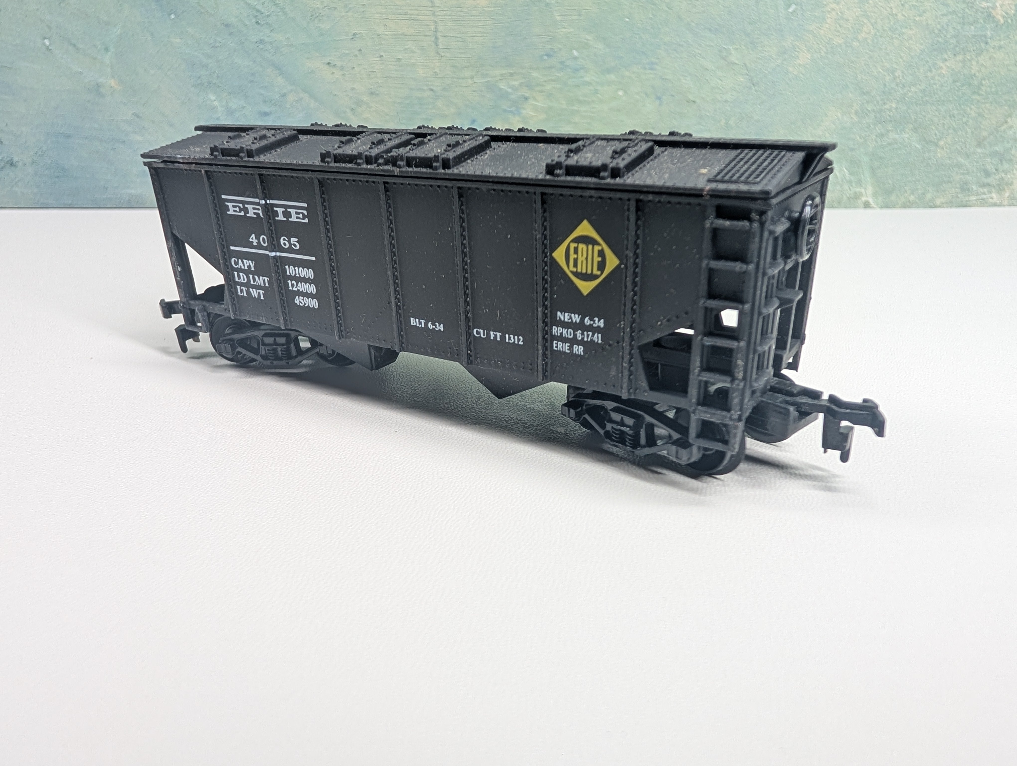 USED HO Scale 2 Bay Covered Hopper Erie #4065