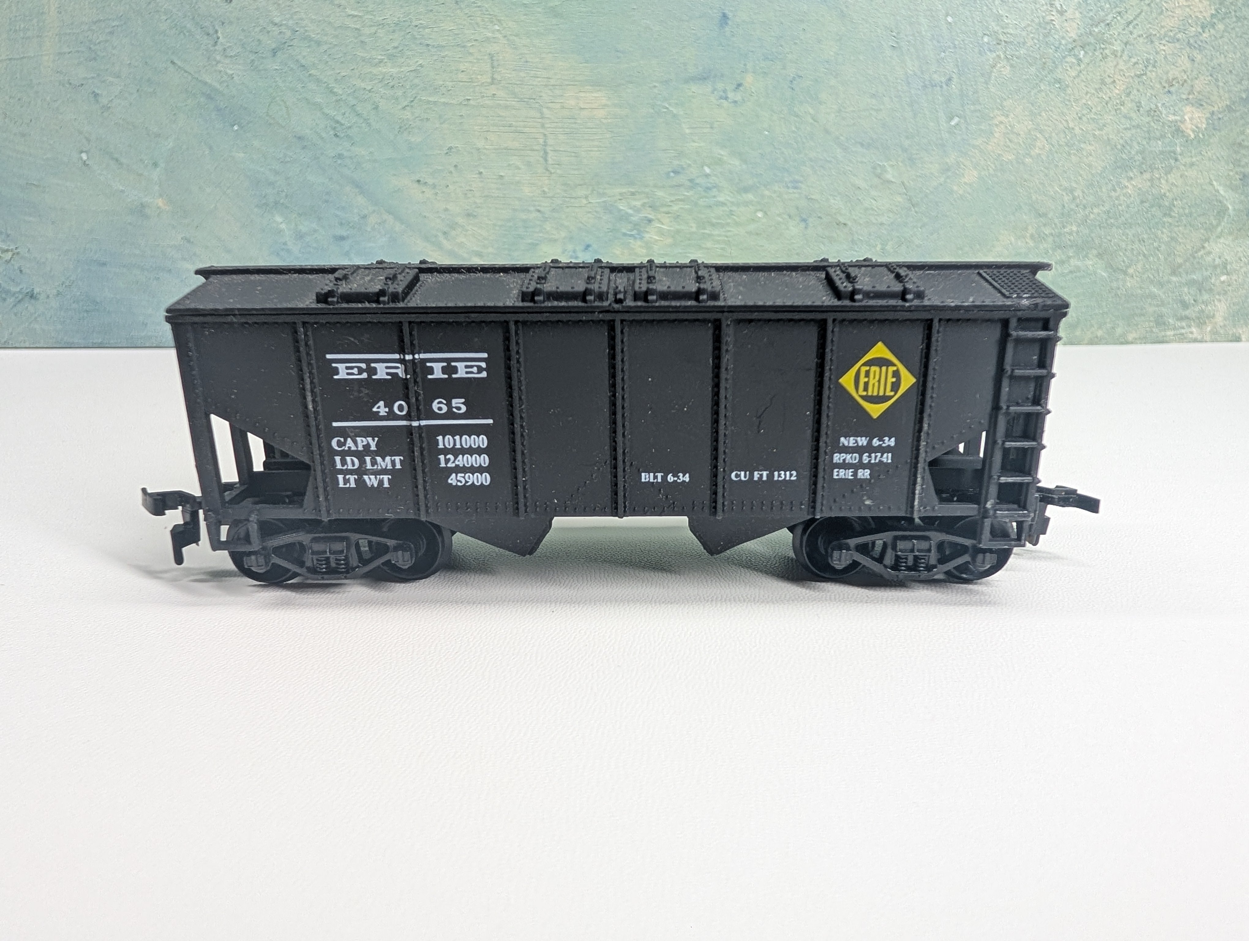 USED HO Scale 2 Bay Covered Hopper Erie #4065