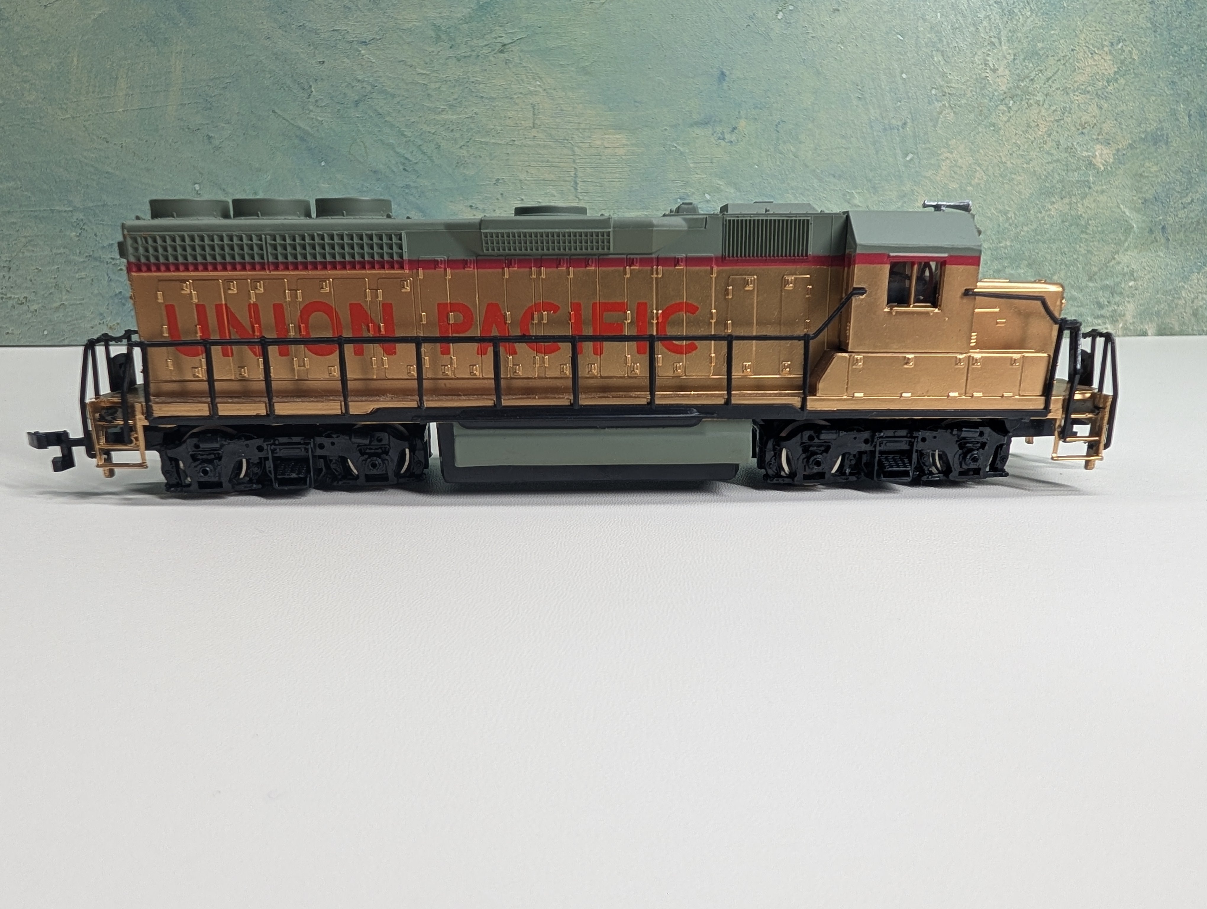 USED Bachmann HO Scale Gold Diesel Locomotive Union Pacific Runs DC