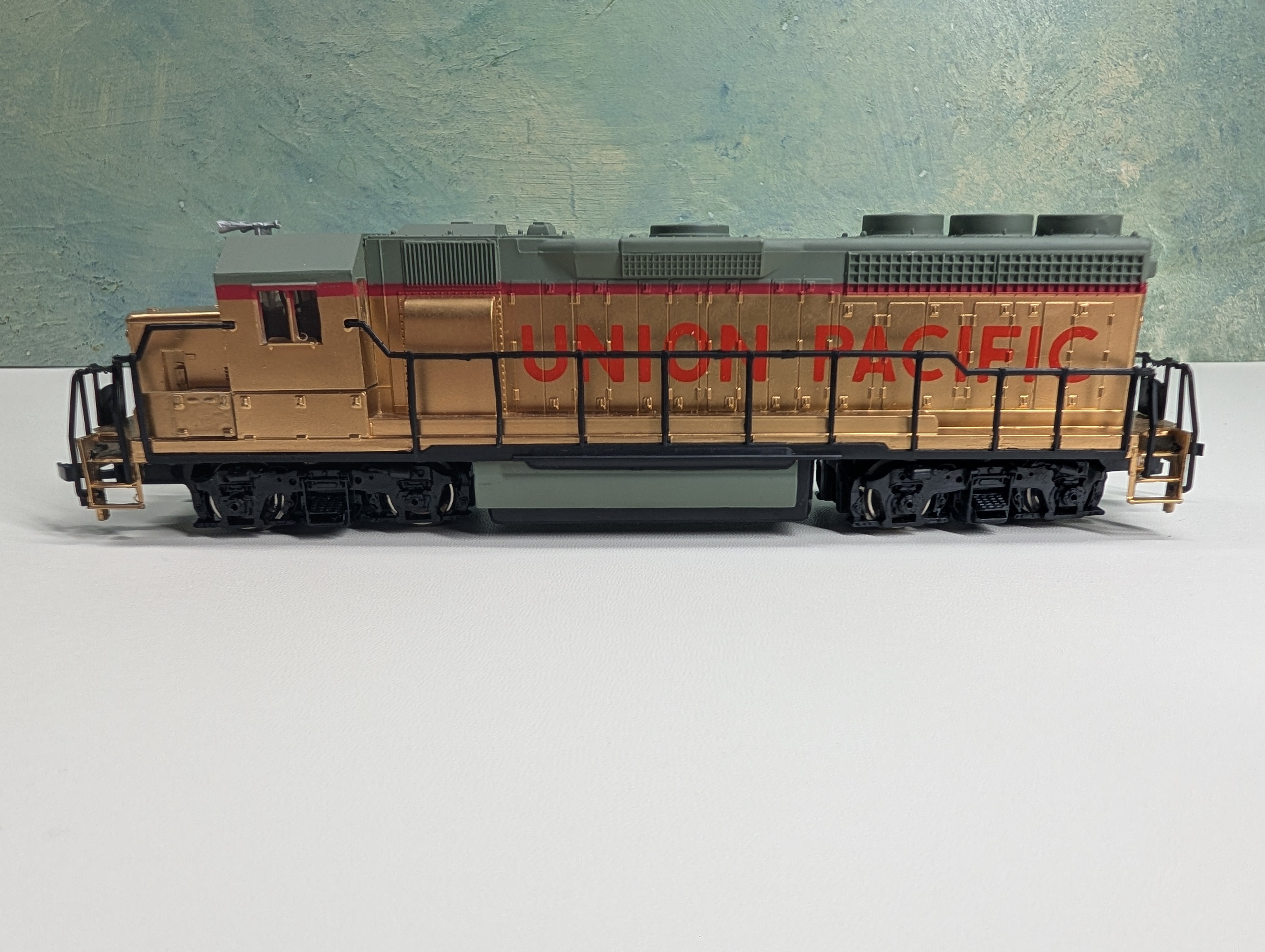 USED Bachmann HO Scale Gold Diesel Locomotive Union Pacific Runs DC