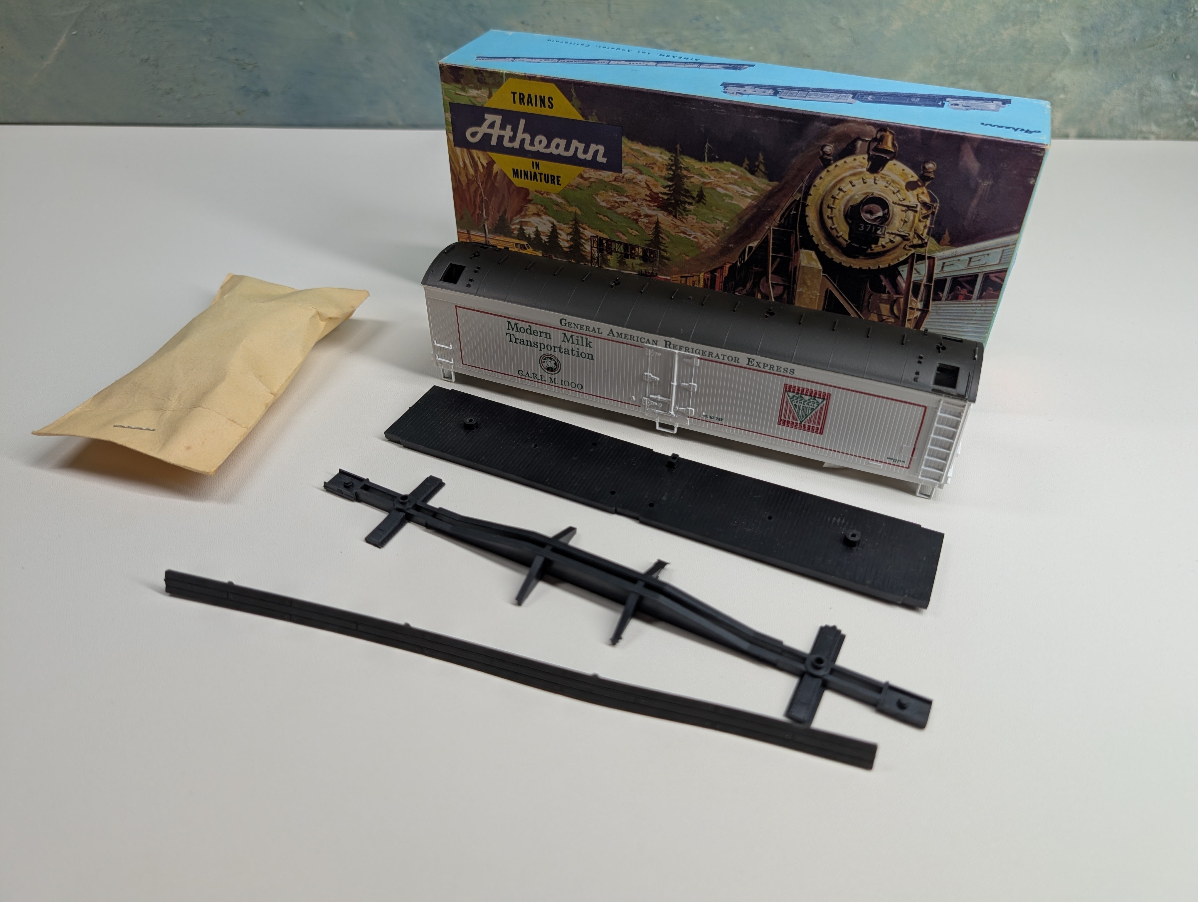 USED Athearn HO Scale 50' Express Reefer General American Milk Transport GARE #1000 KIT
