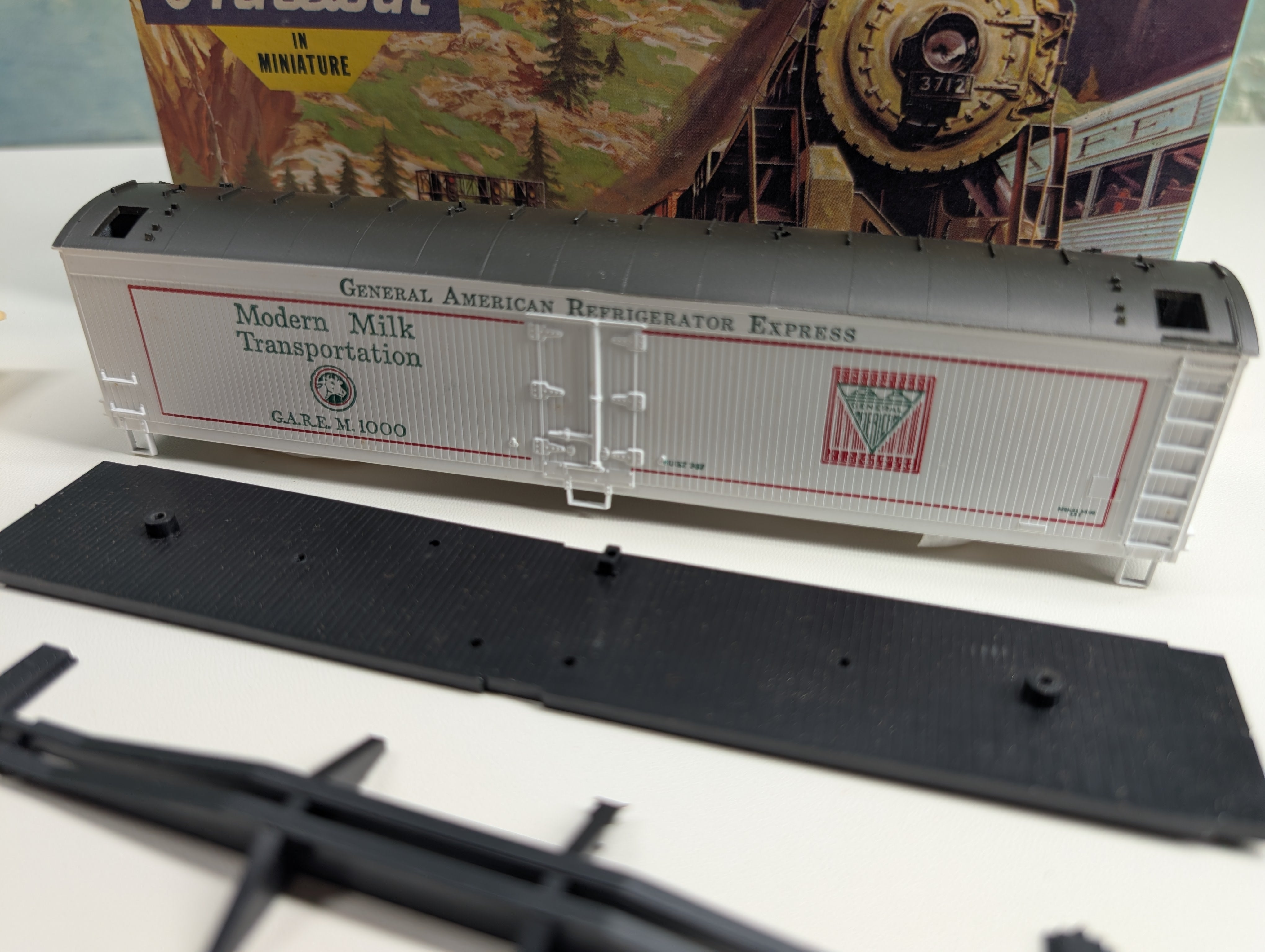 USED Athearn HO Scale 50' Express Reefer General American Milk Transport GARE #1000 KIT