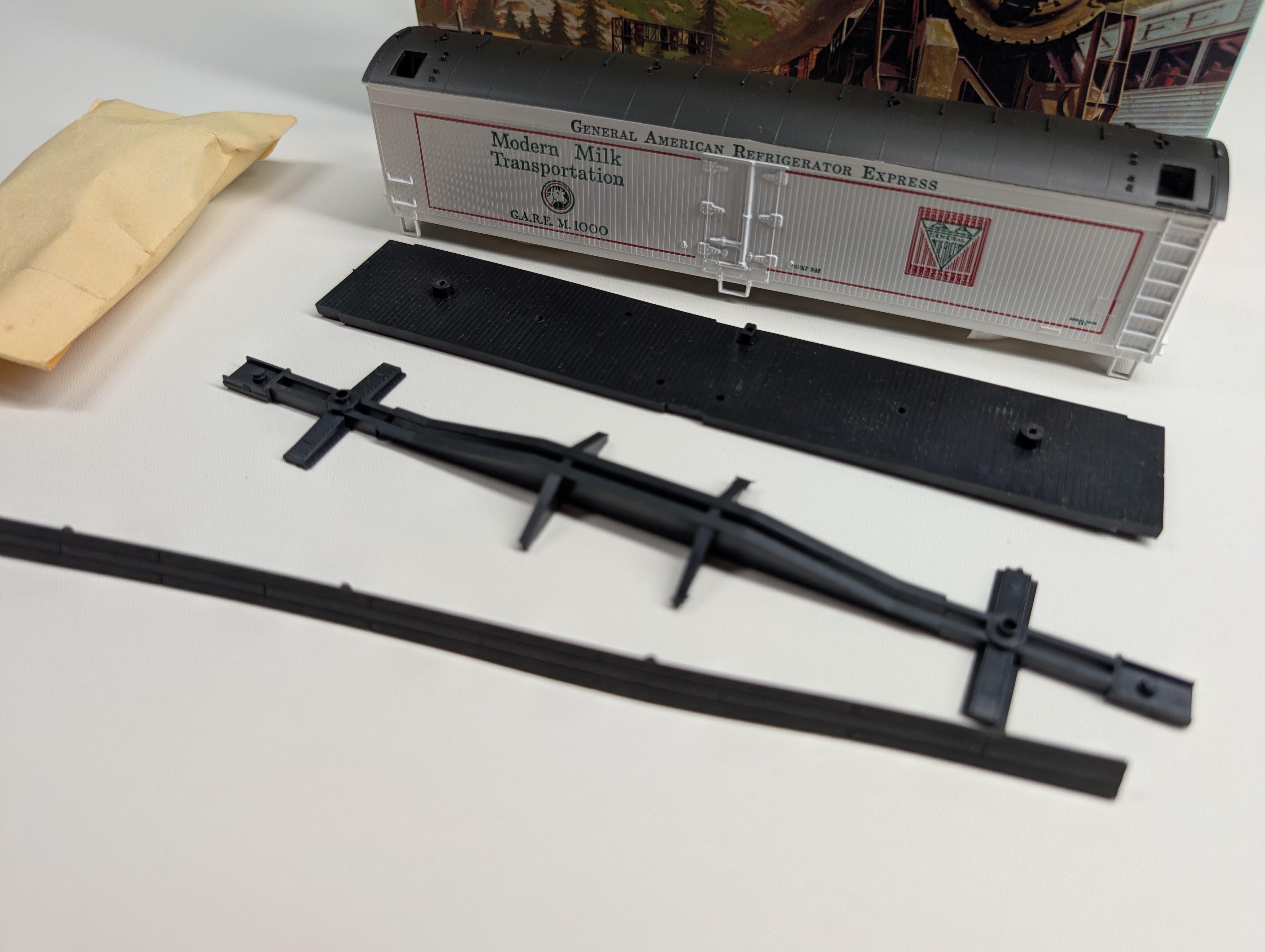USED Athearn HO Scale 50' Express Reefer General American Milk Transport GARE #1000 KIT