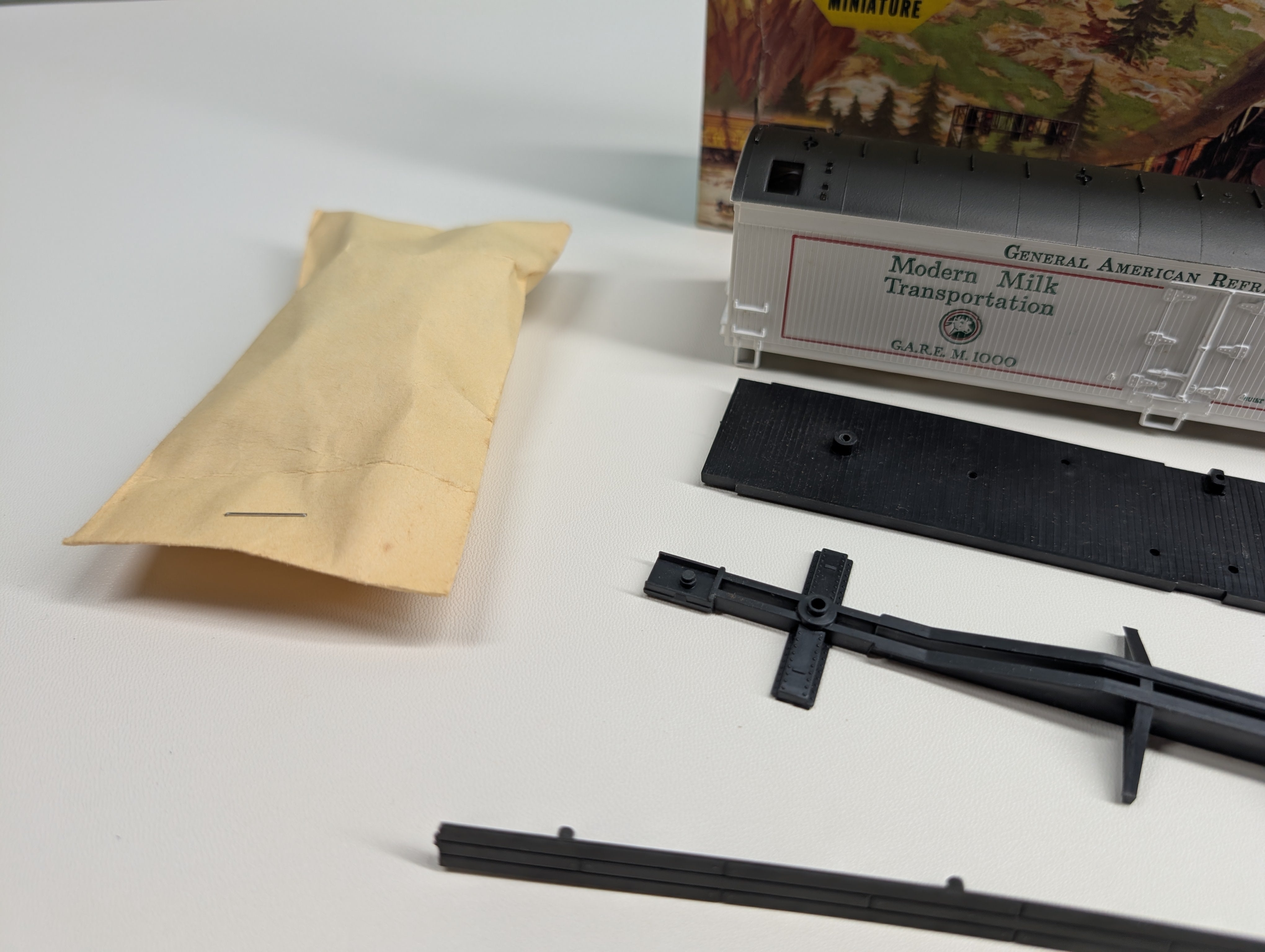 USED Athearn HO Scale 50' Express Reefer General American Milk Transport GARE #1000 KIT