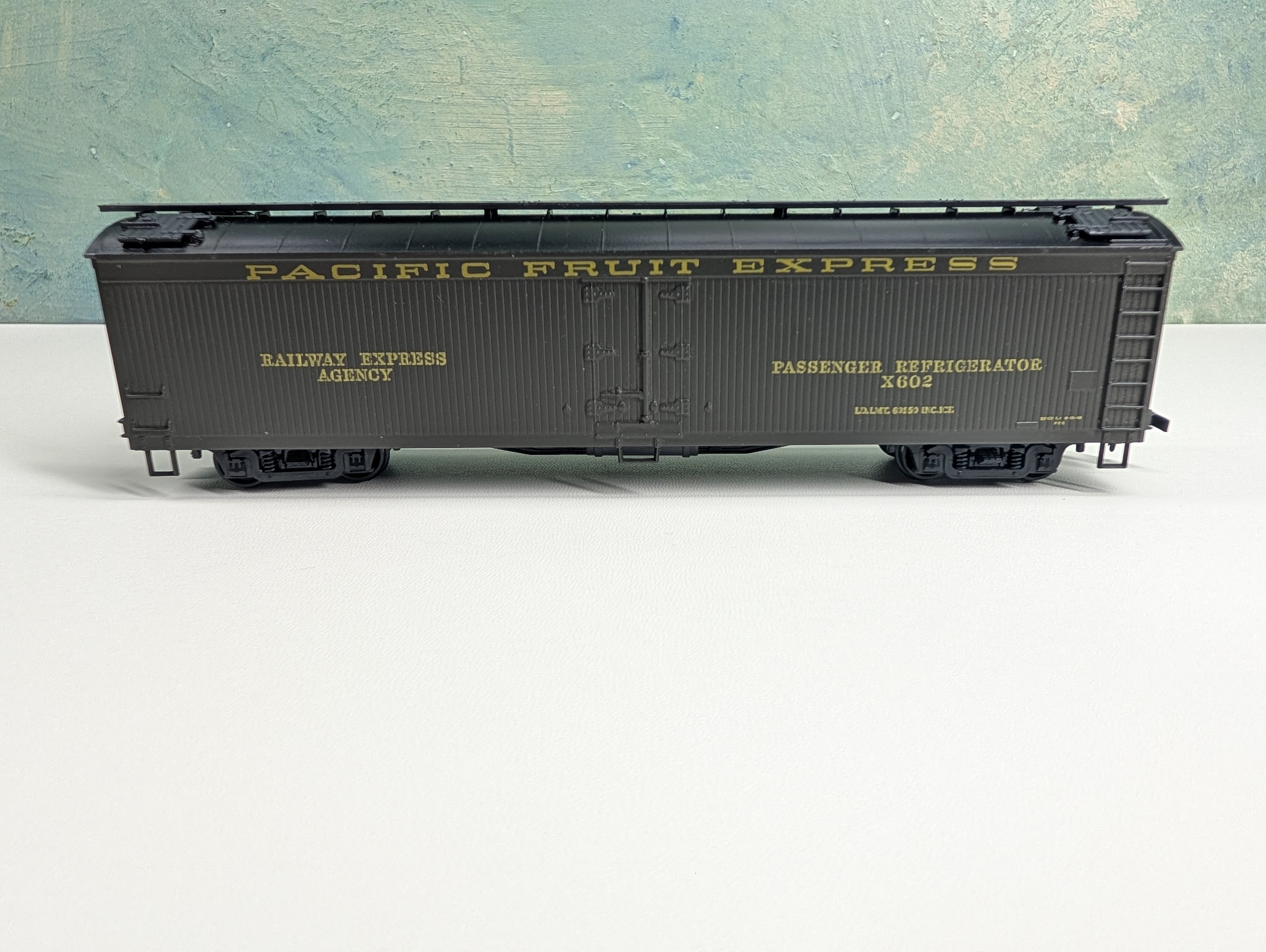 USED Athearn HO Scale Express Reefer Pacific Fruit Express #X602