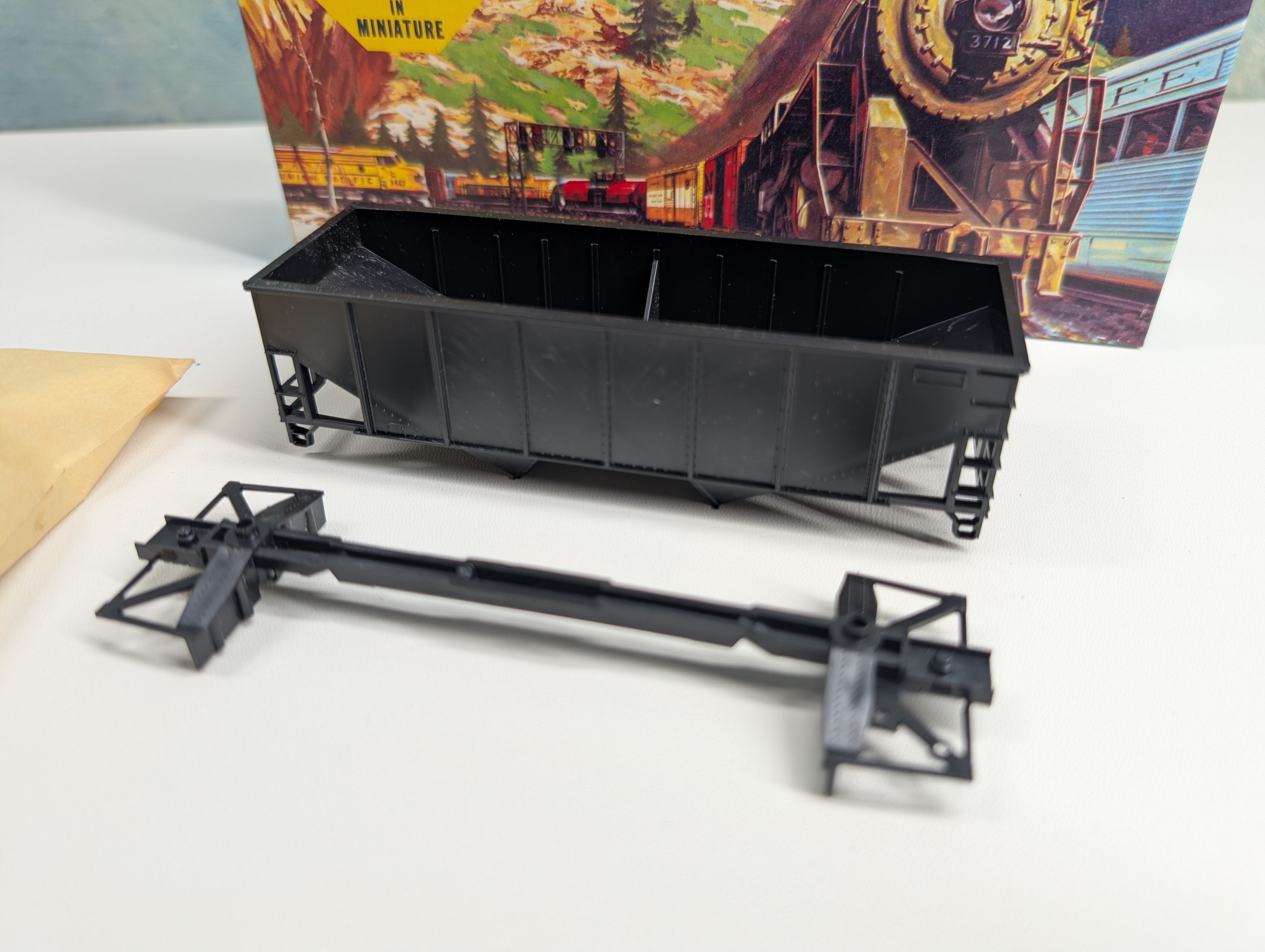 USED Athearn HO Scale 34' 2 Bay Hopper Black Undecorated KIT