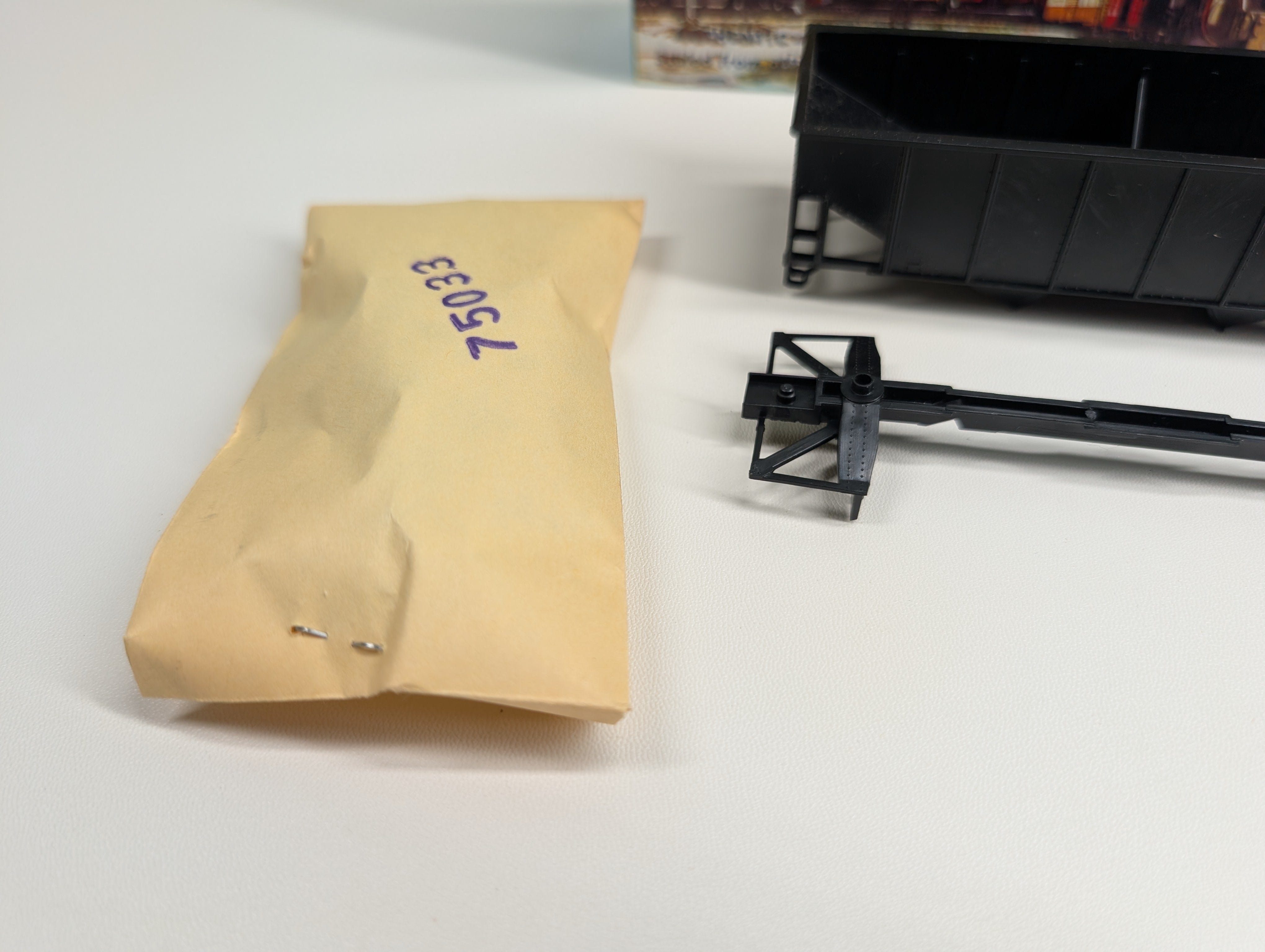 USED Athearn HO Scale 34' 2 Bay Hopper Black Undecorated KIT