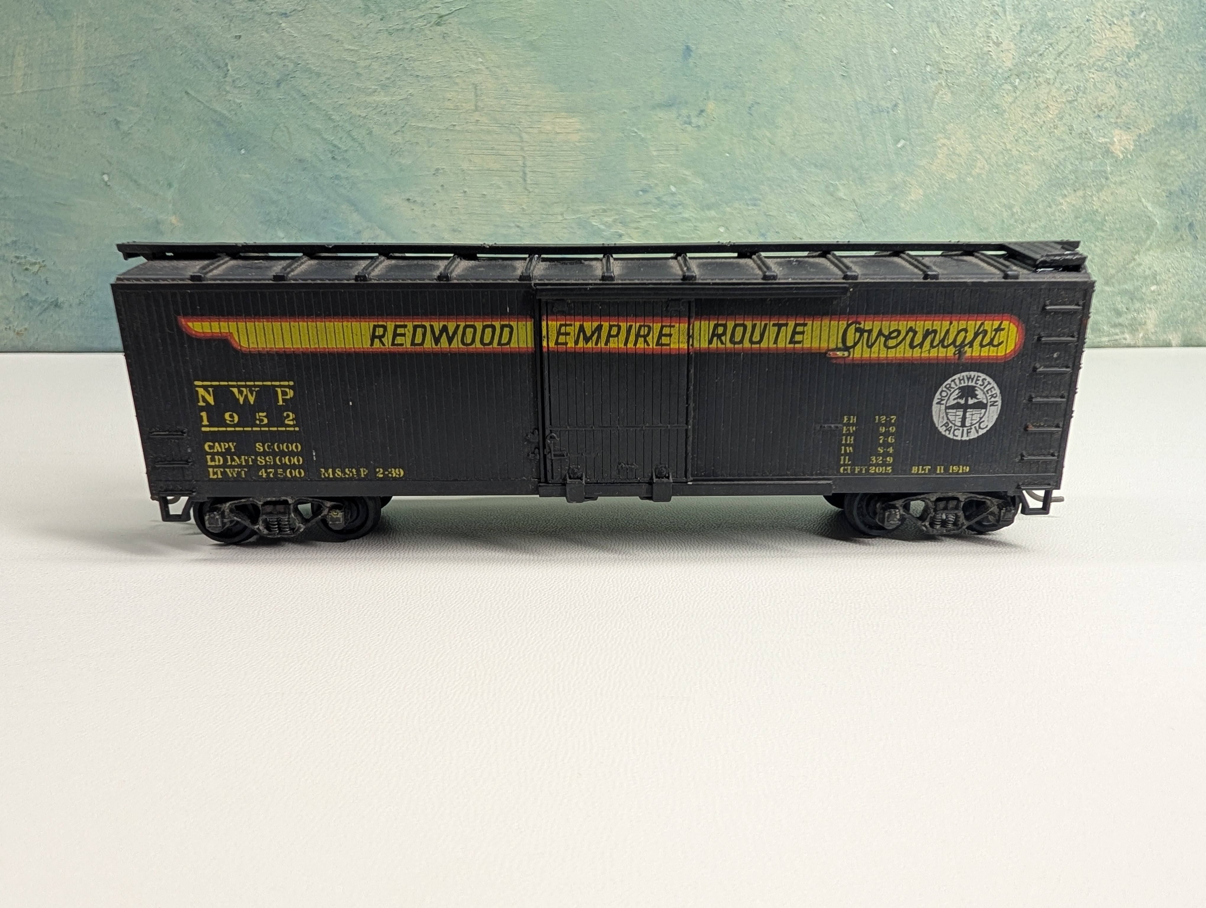 USED TRAIN MINIATURE HO Scale 40' Wooden Box Car Northwestern Pacific NWP #1952