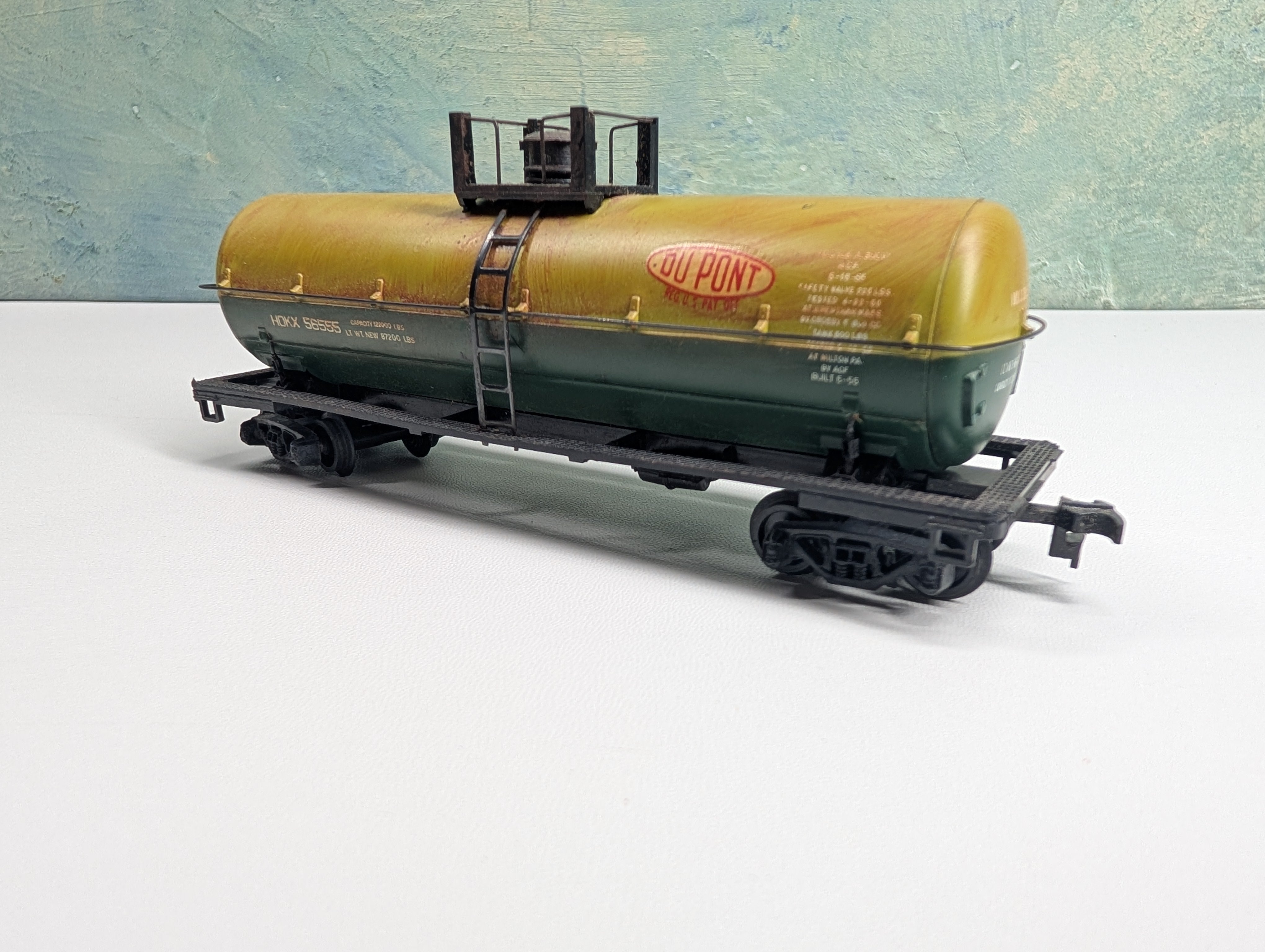 USED HO Scale Weathered Tank Car DuPont HDKX #56555