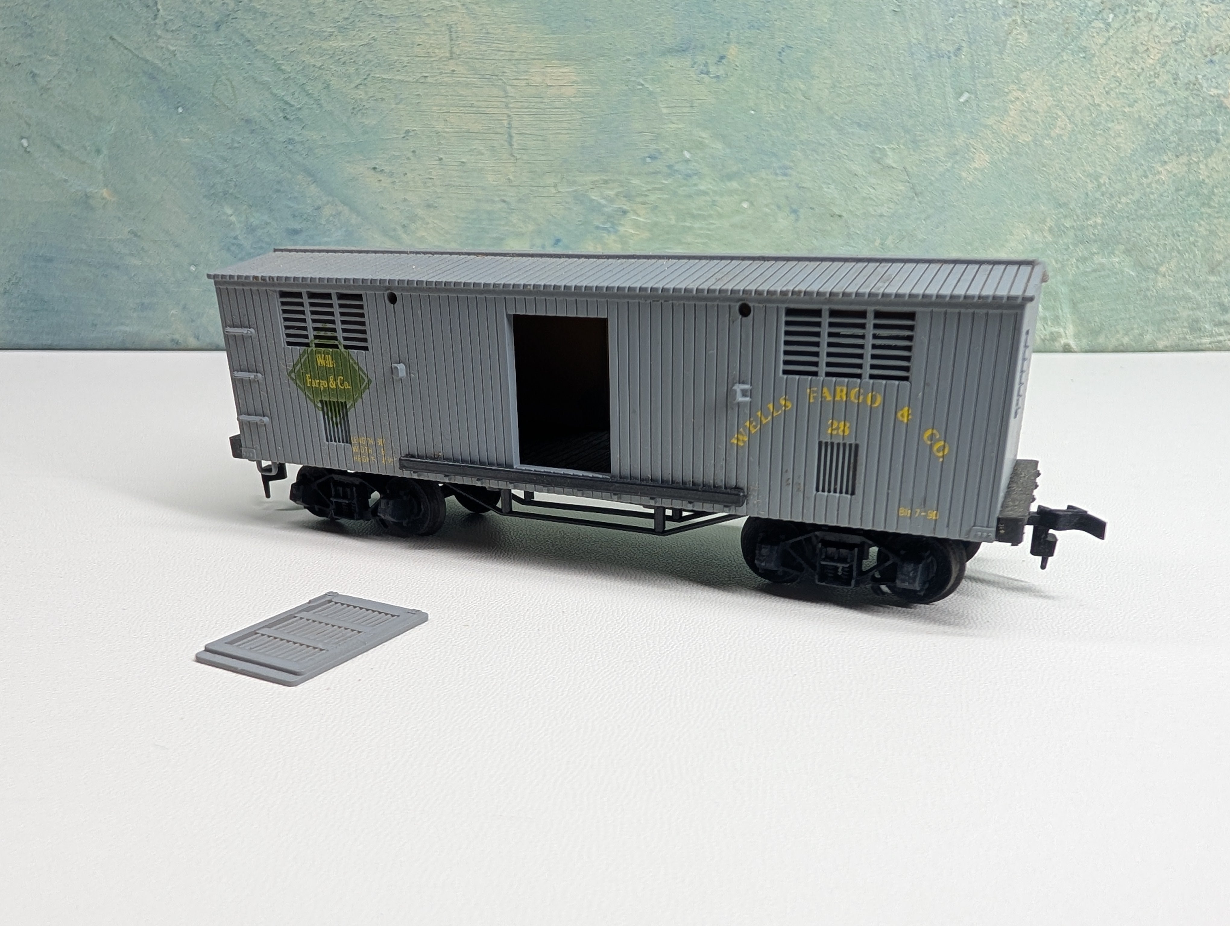 USED HO Scale Old Time Horse Car Wells Fargo #28