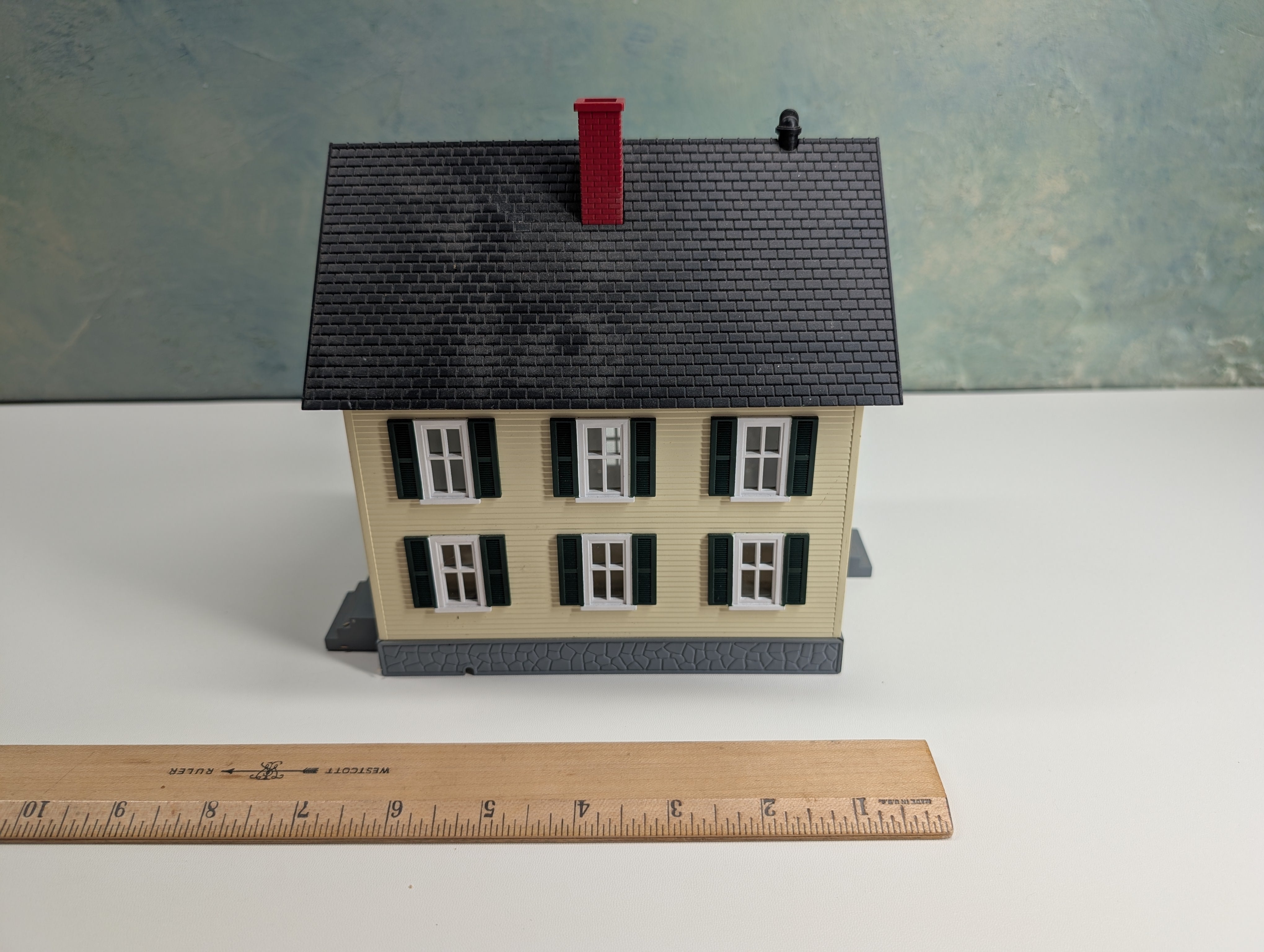 USED MTH O 2 Story Home, Green Shutters