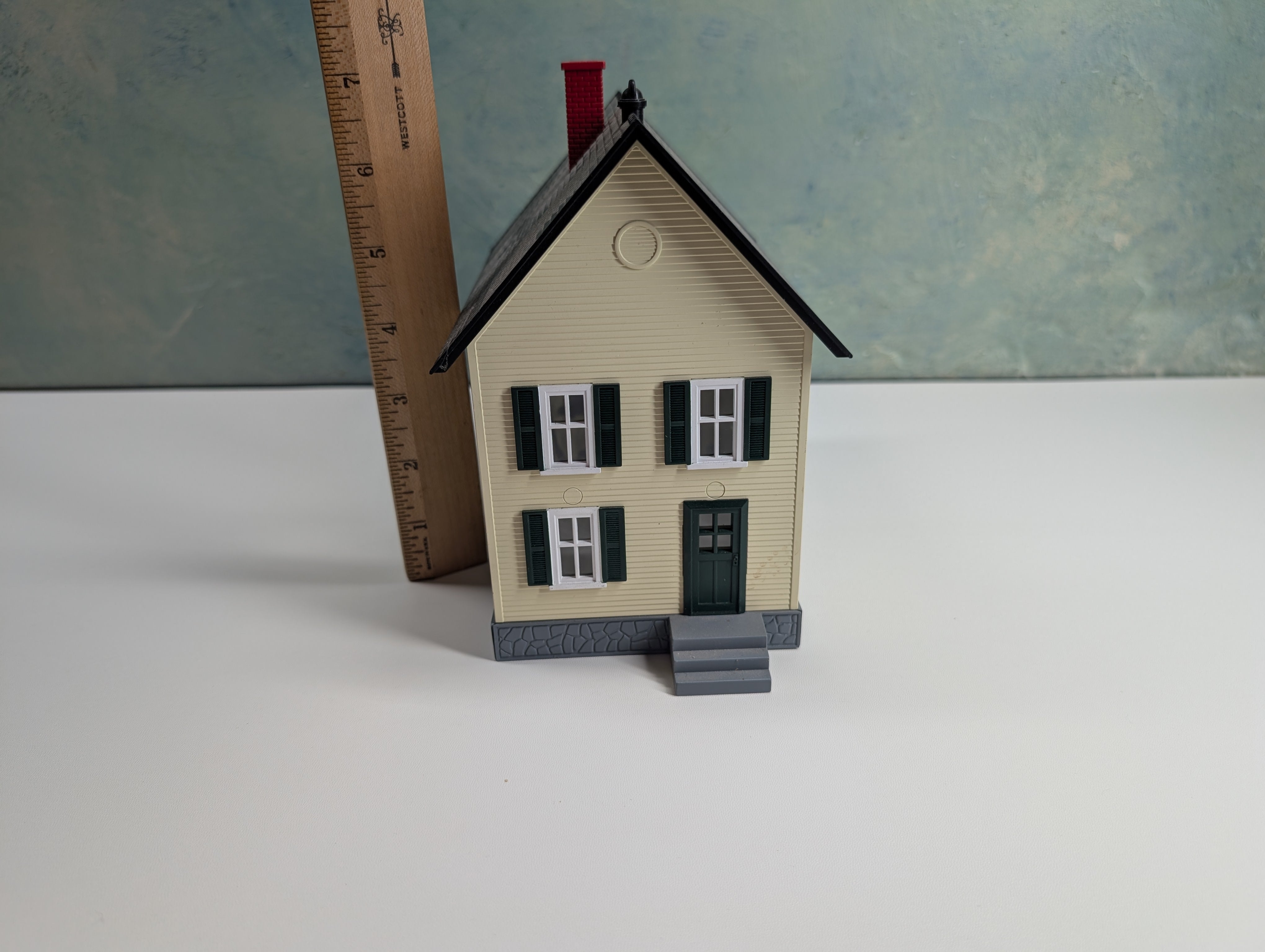 USED MTH O 2 Story Home, Green Shutters