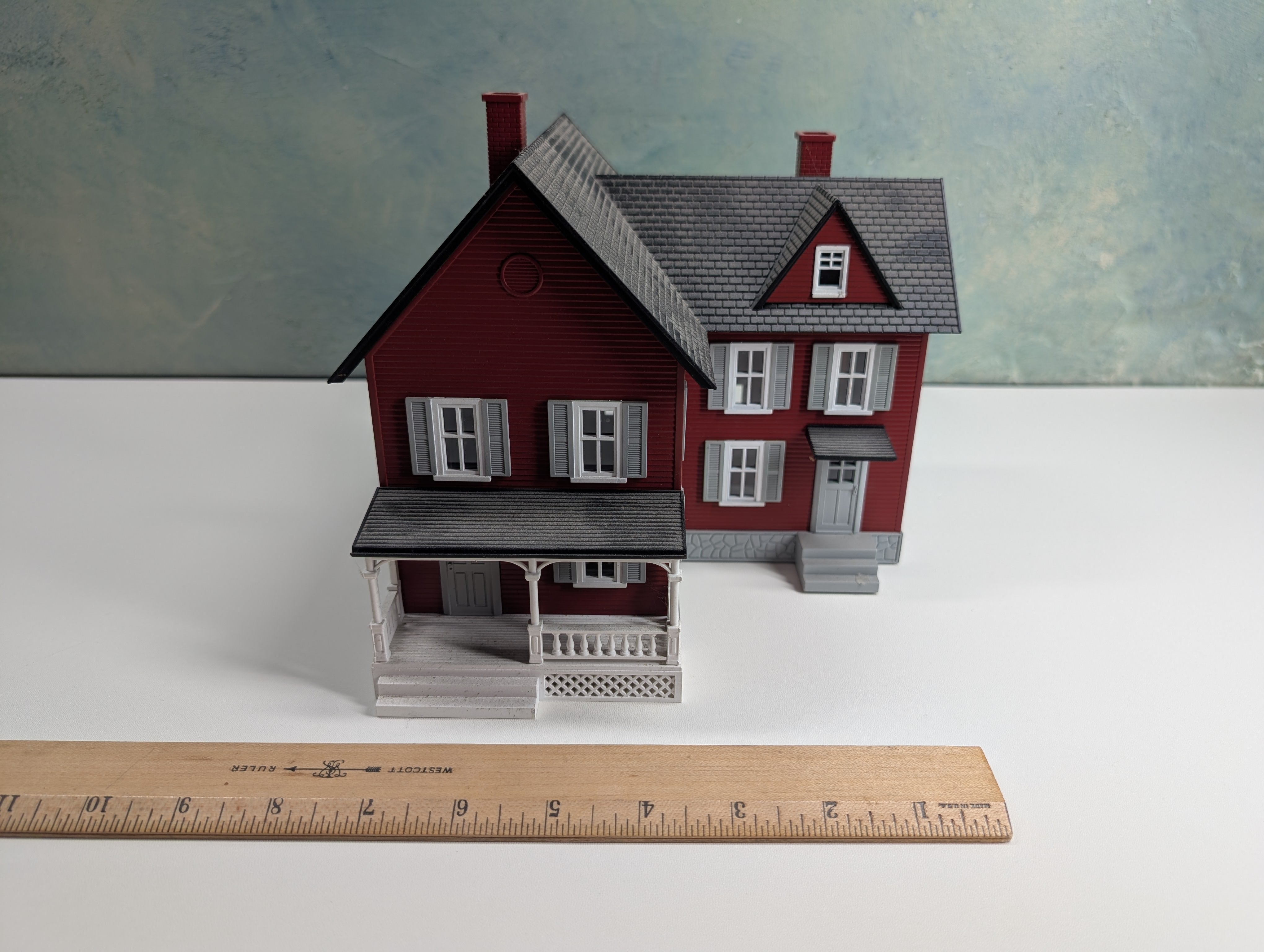 USED MTH 30-9016 O Farm House Red w/ Gray Shutters