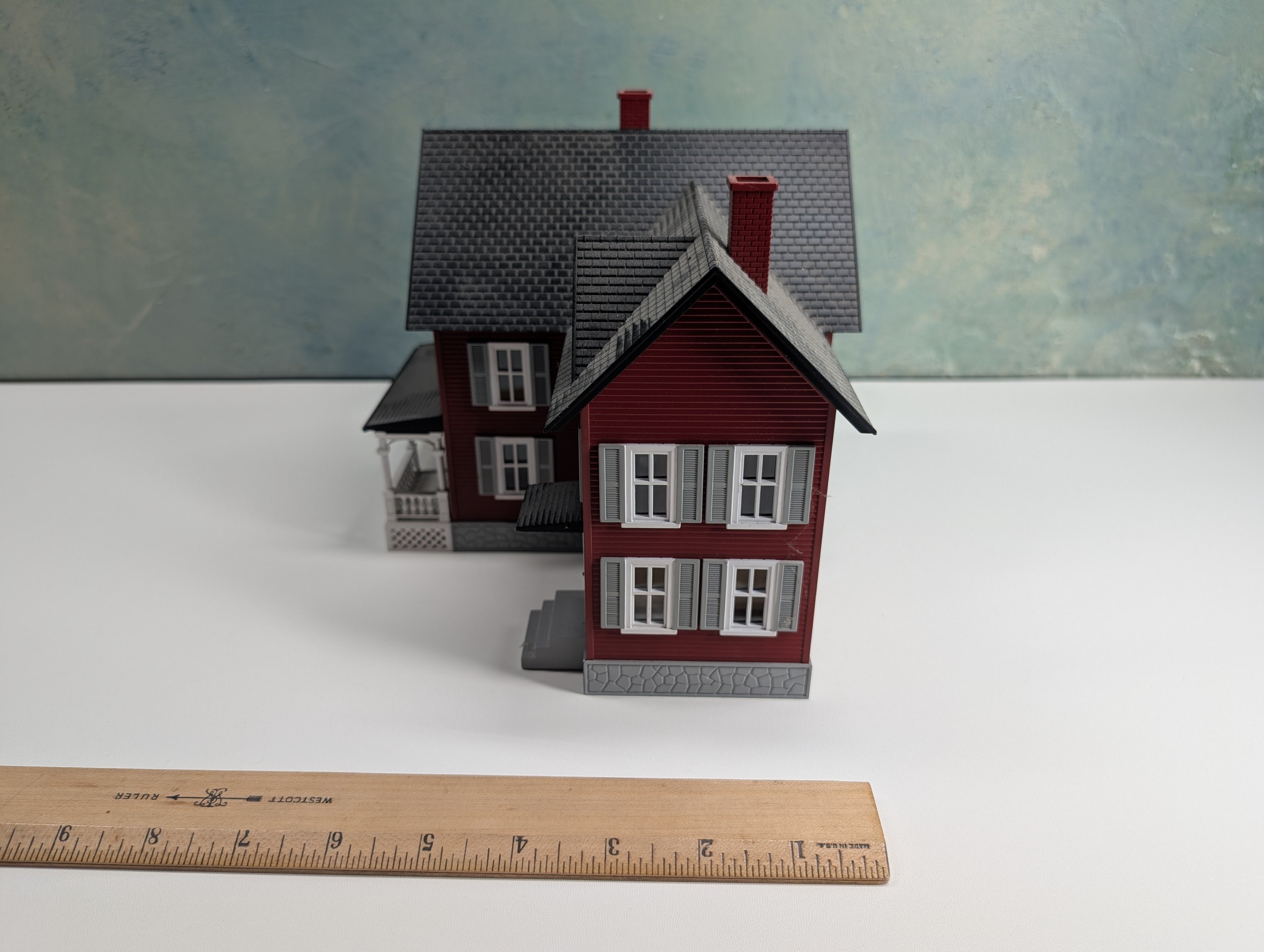 USED MTH 30-9016 O Farm House Red w/ Gray Shutters