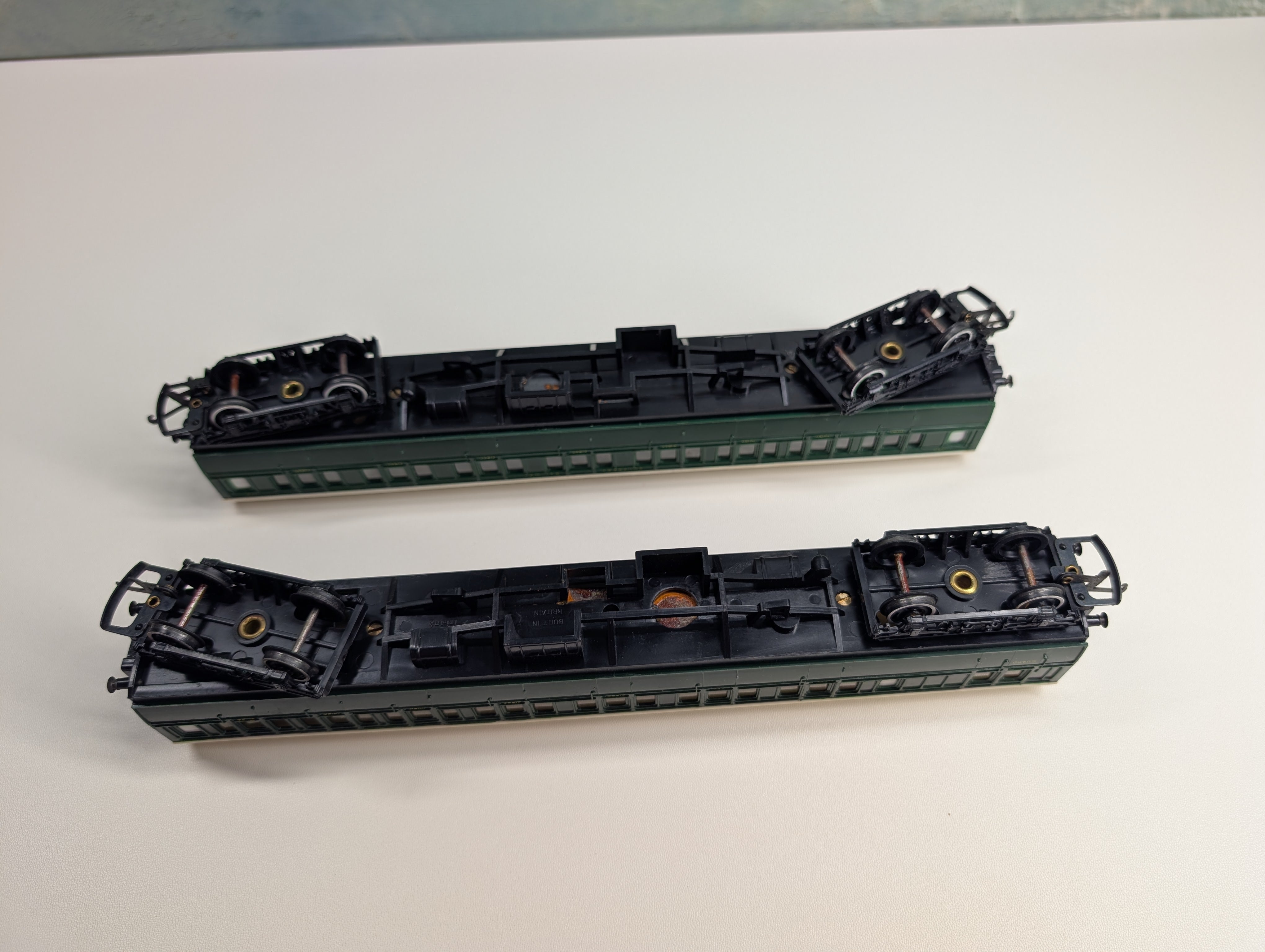 USED Tri-Ang HO Scale Pair of Coach Passenger Cars Southern Railway #S1774, 1750 (2 pcs)