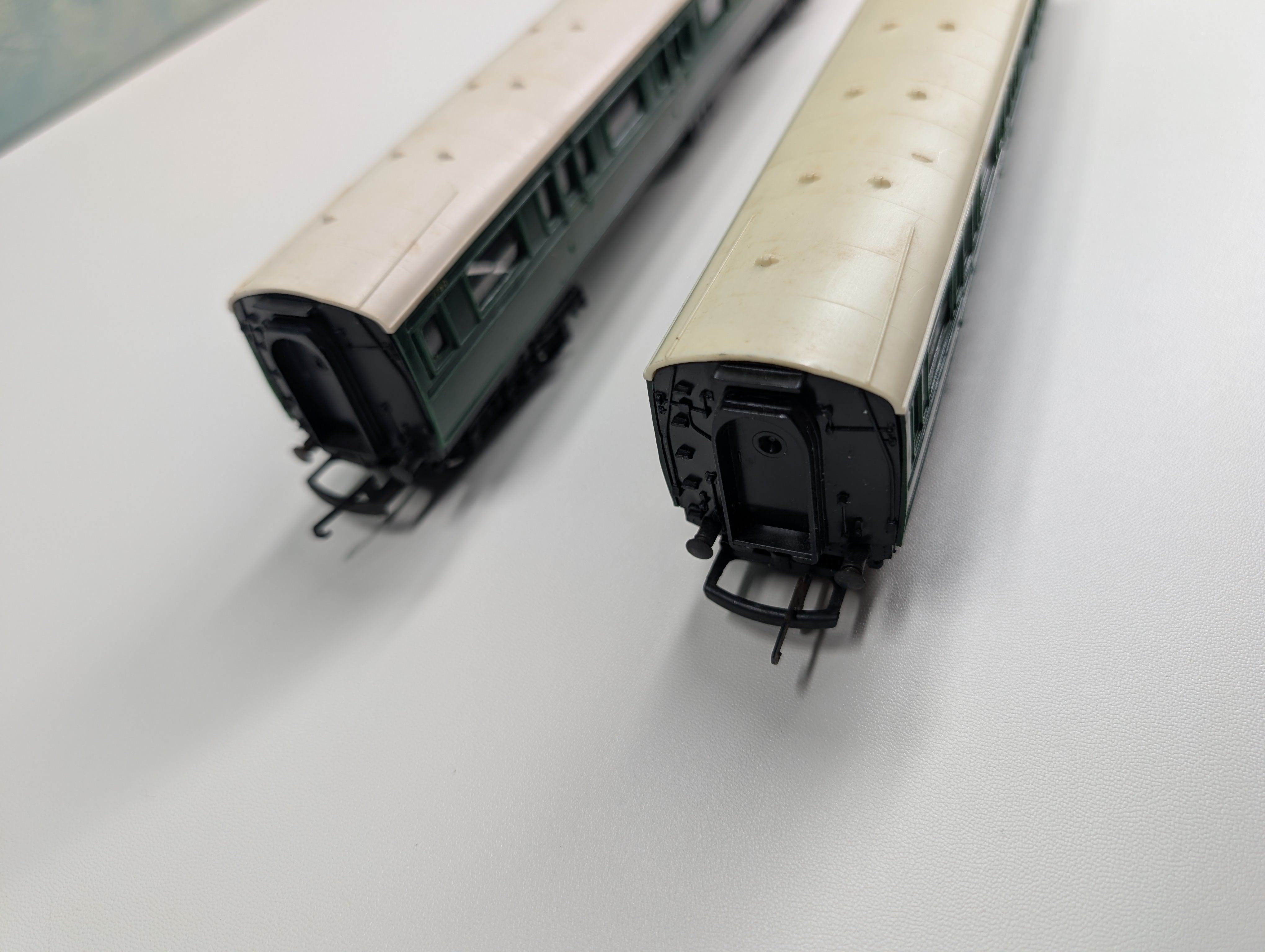 USED Tri-Ang HO Scale Pair of Coach Passenger Cars Southern Railway #S1774, 1750 (2 pcs)