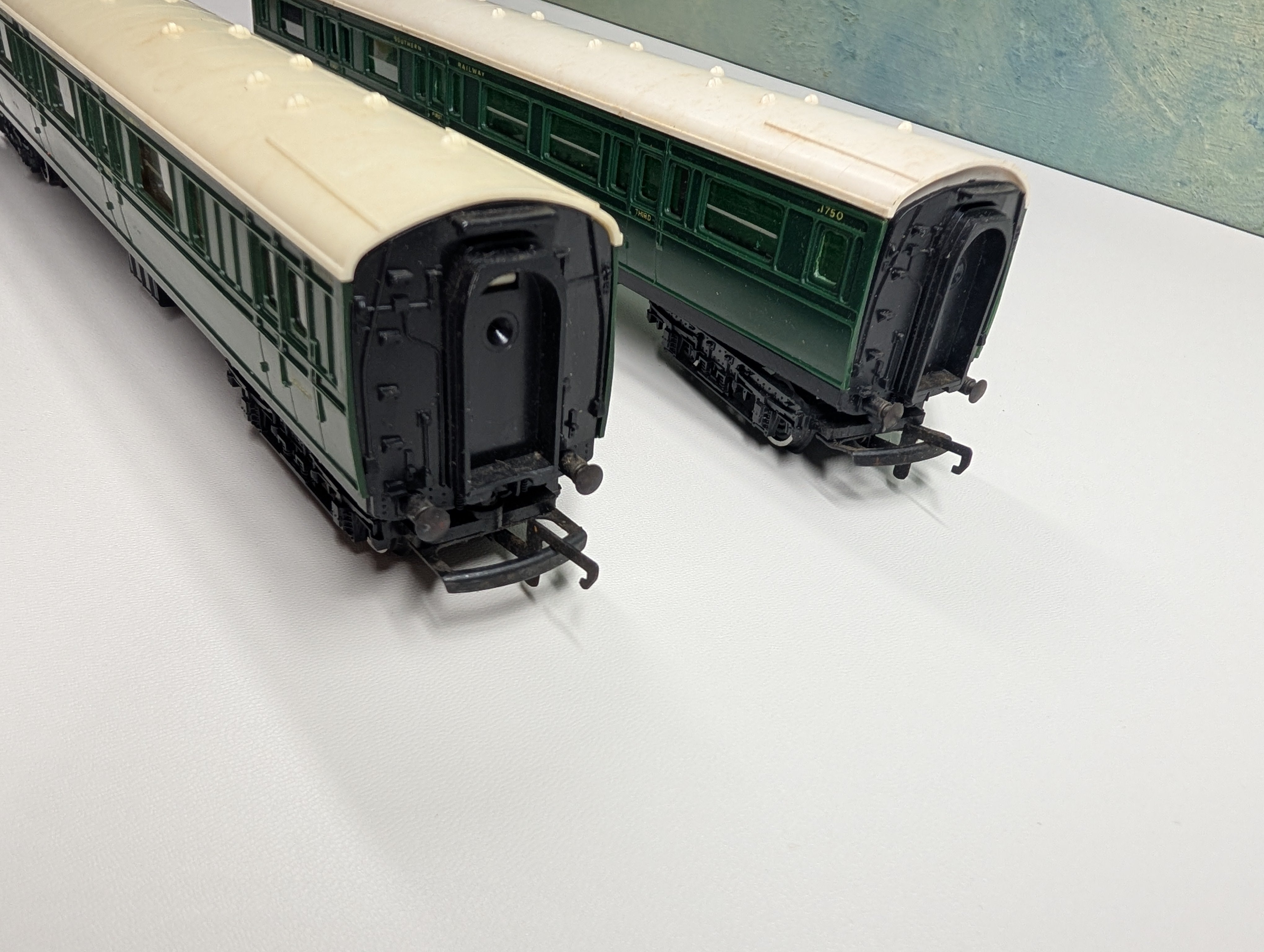 USED Tri-Ang HO Scale Pair of Coach Passenger Cars Southern Railway #S1774, 1750 (2 pcs)