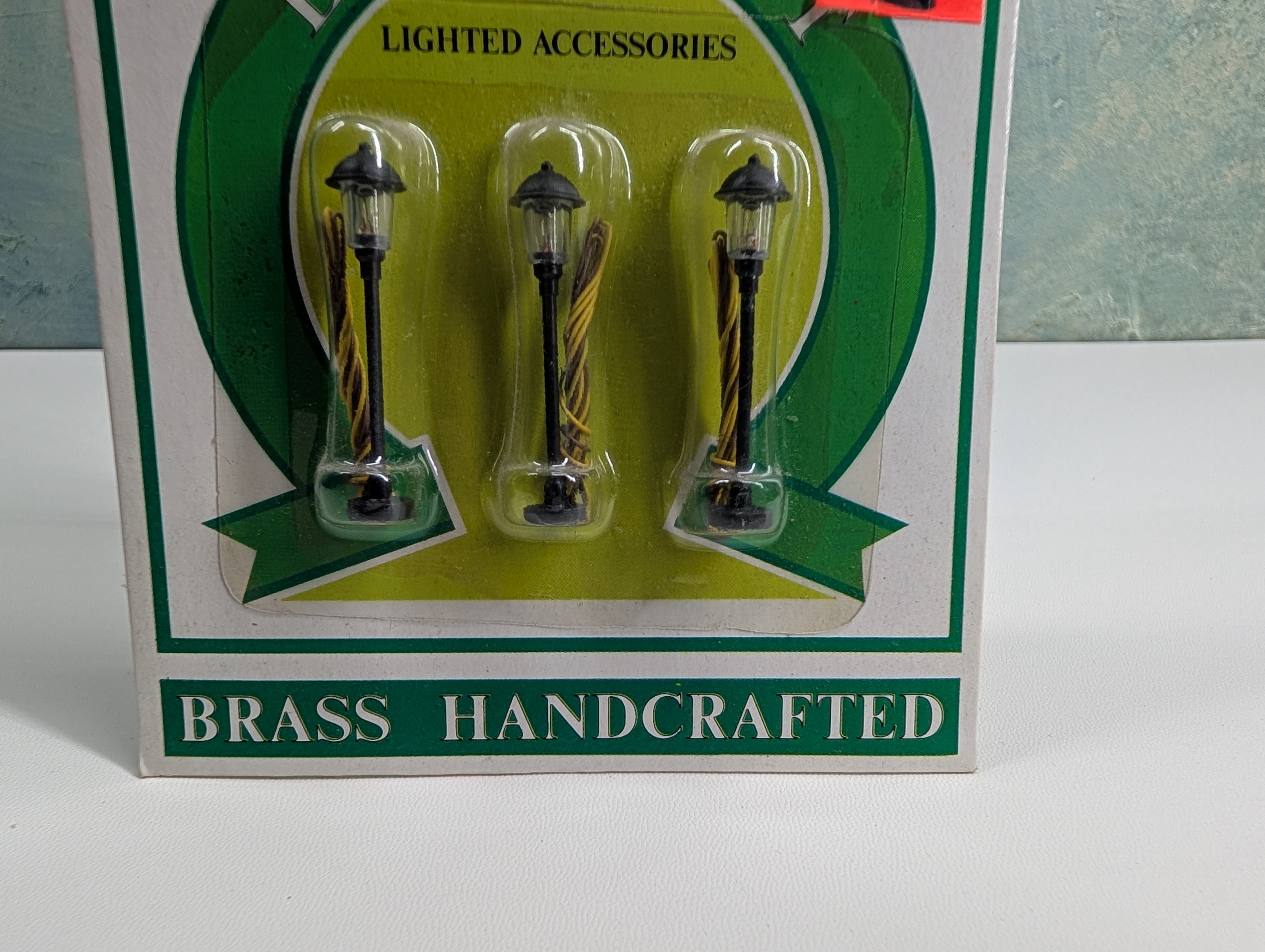 Model Power 8482 N Scale Lamp Post, Brass Details, Wired (3 pcs)
