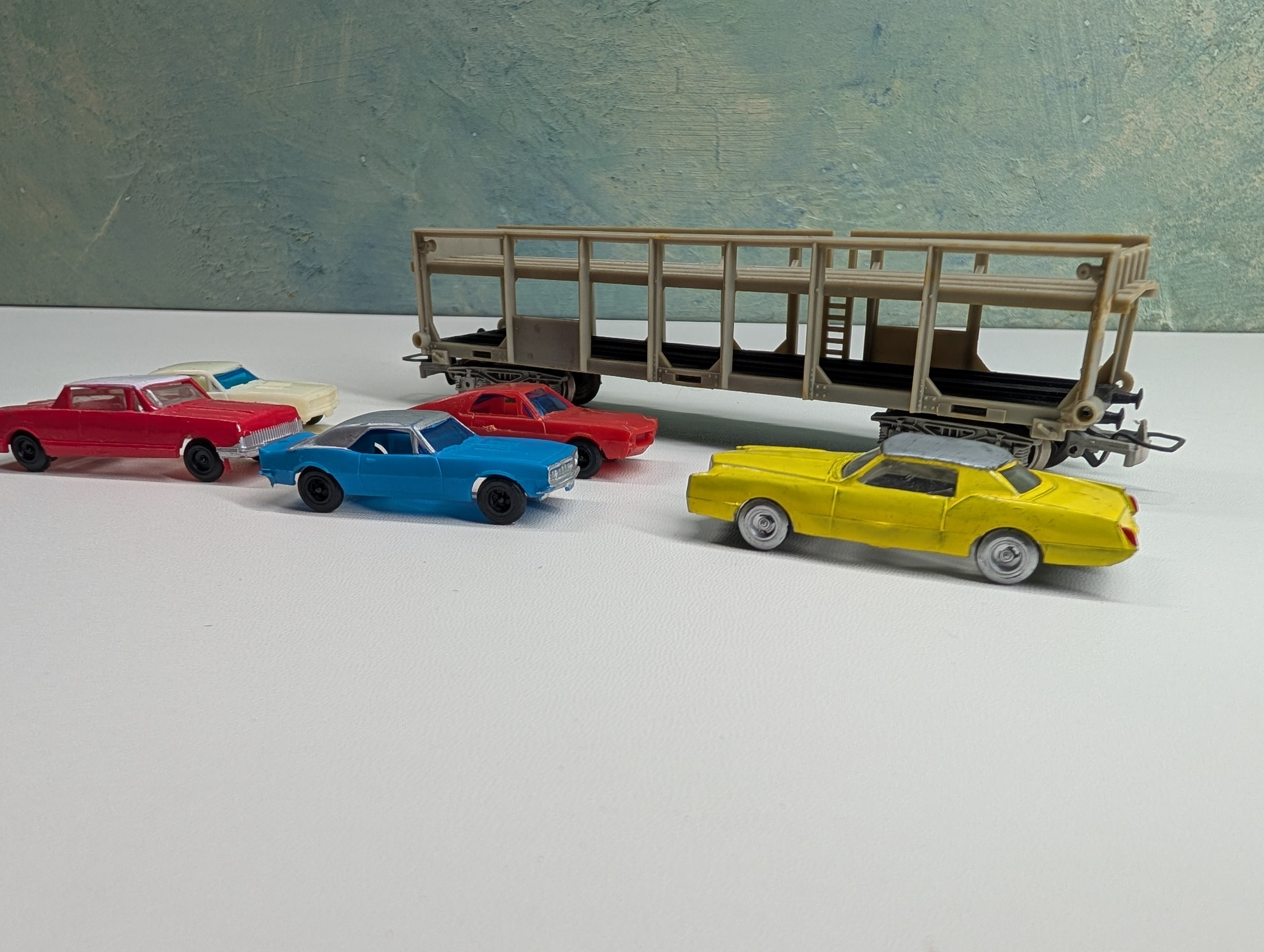 USED Jouef HO Scale Auto Transport Wagon, Auto Carrier w/ 5 Vehicles