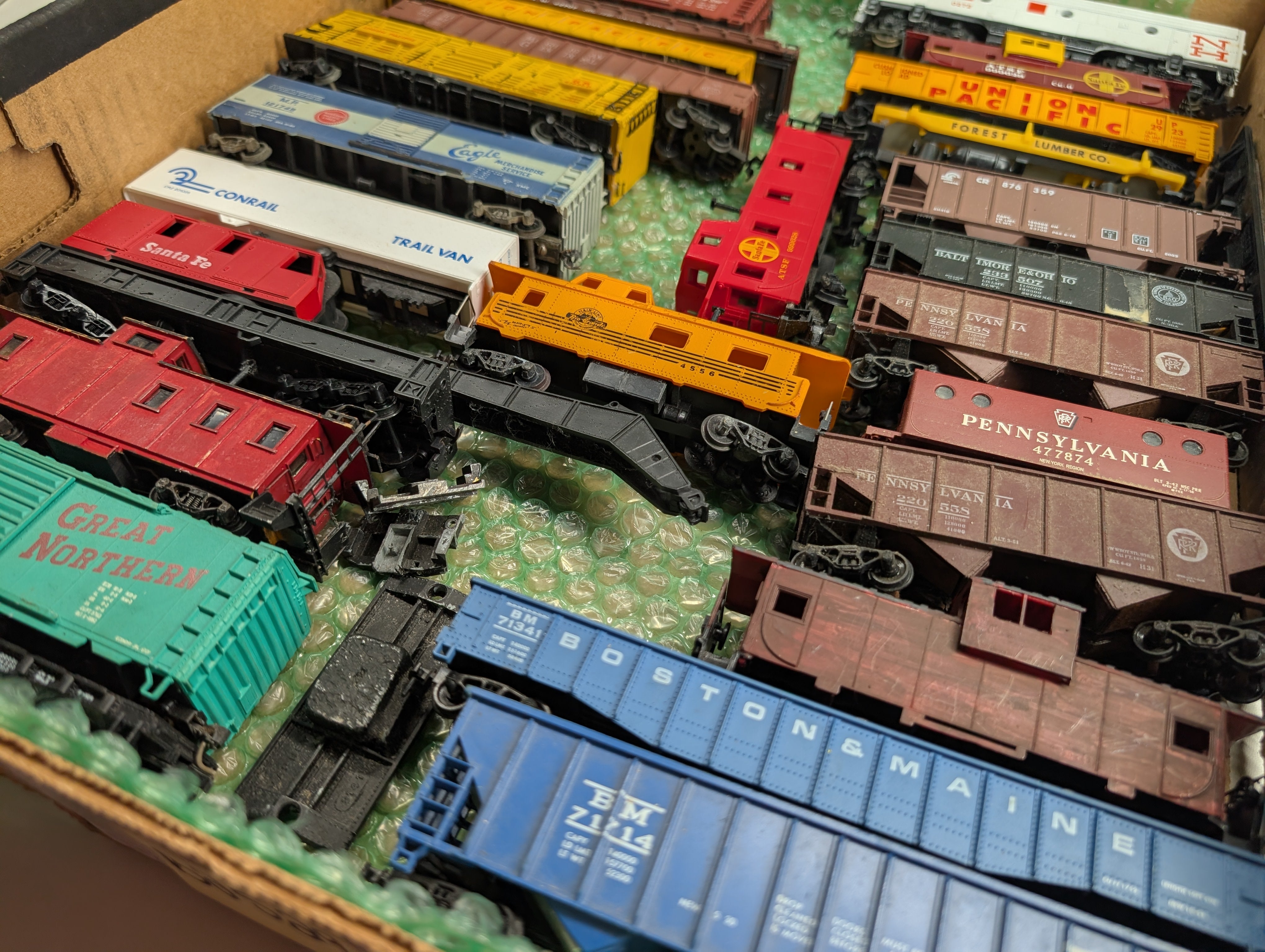 USED HO Scale Lot of Box Cars, Hoppers, Gondolas, Crane Car, Loco for Parts/Repairs