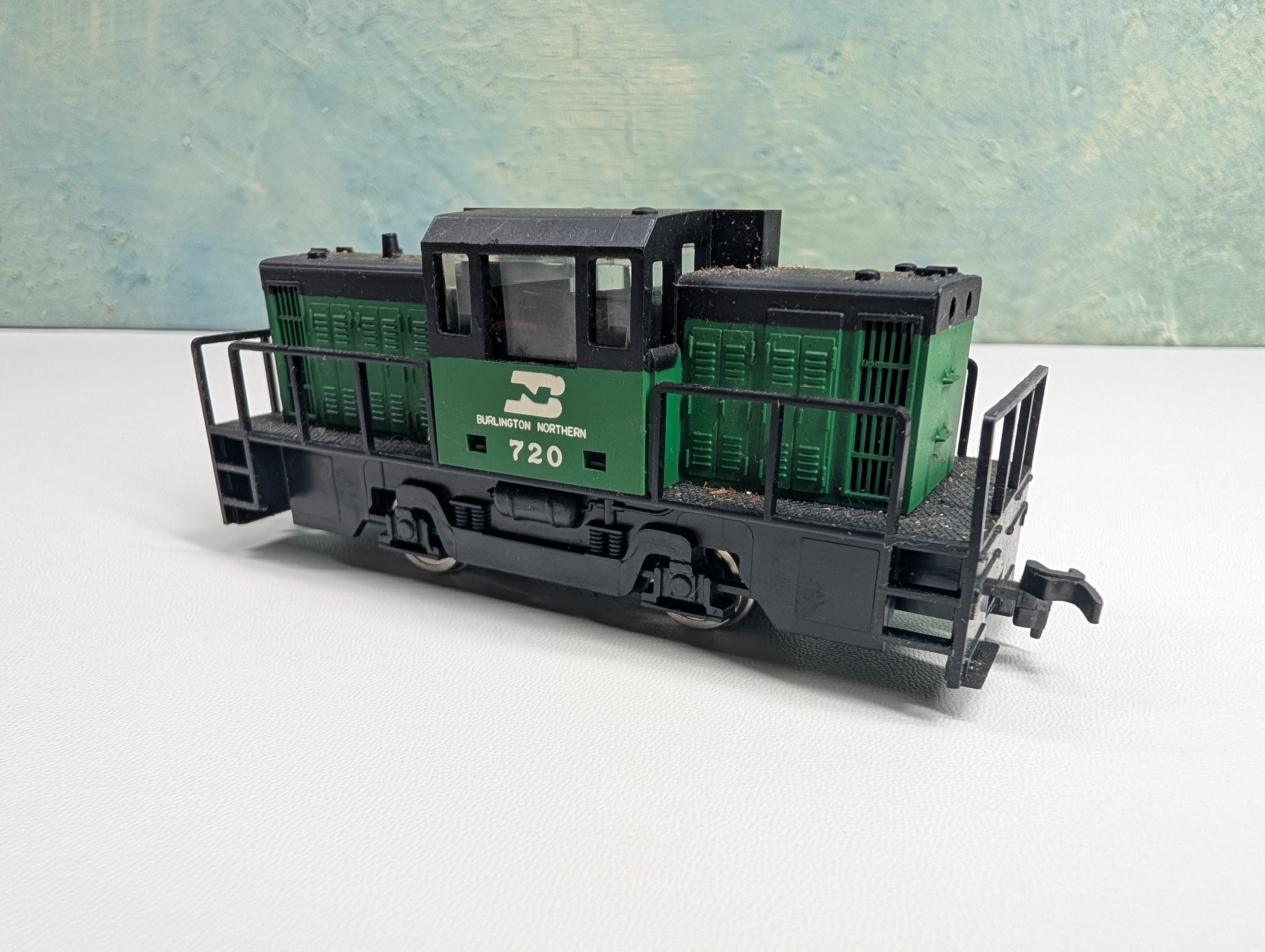 USED HO Scale Switcher Diesel Locomotive Burlington Northern #720 Tested