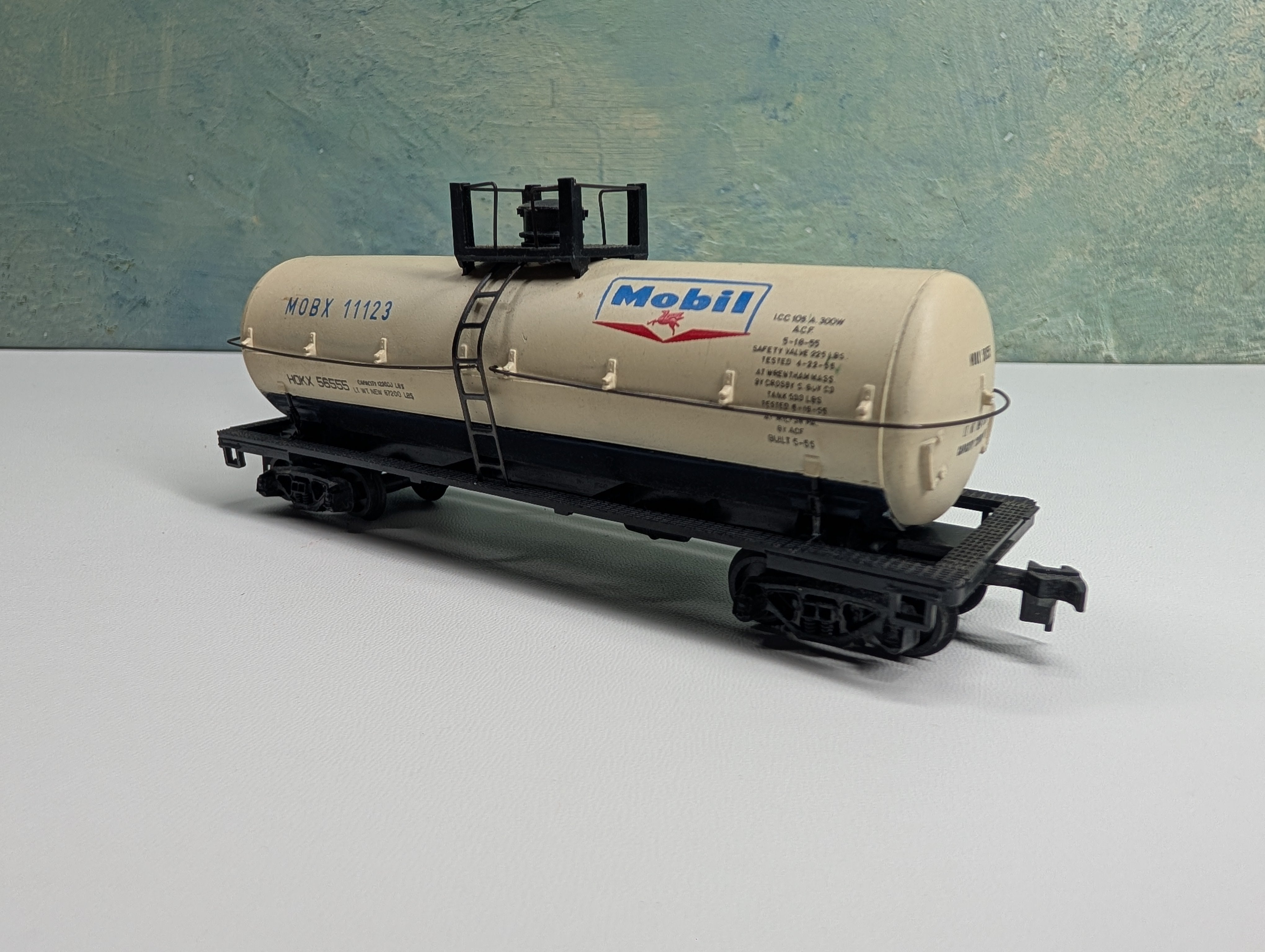 USED HO Scale Tank Car Mobil MOBX #11123