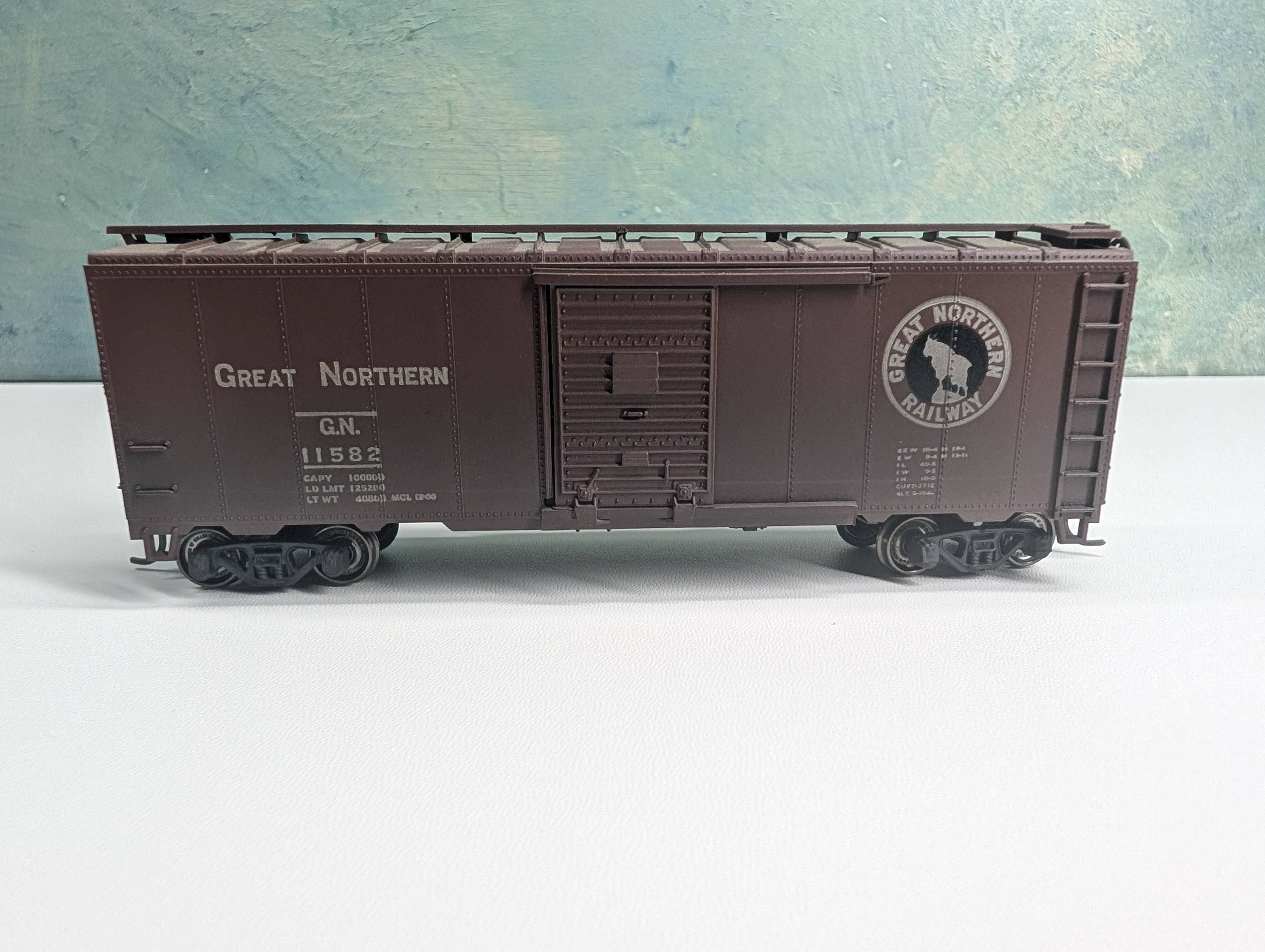 USED Athearn HO Scale Beautifully Weathered 40' Box Car Great Northern GN #11582 Metal Wheels
