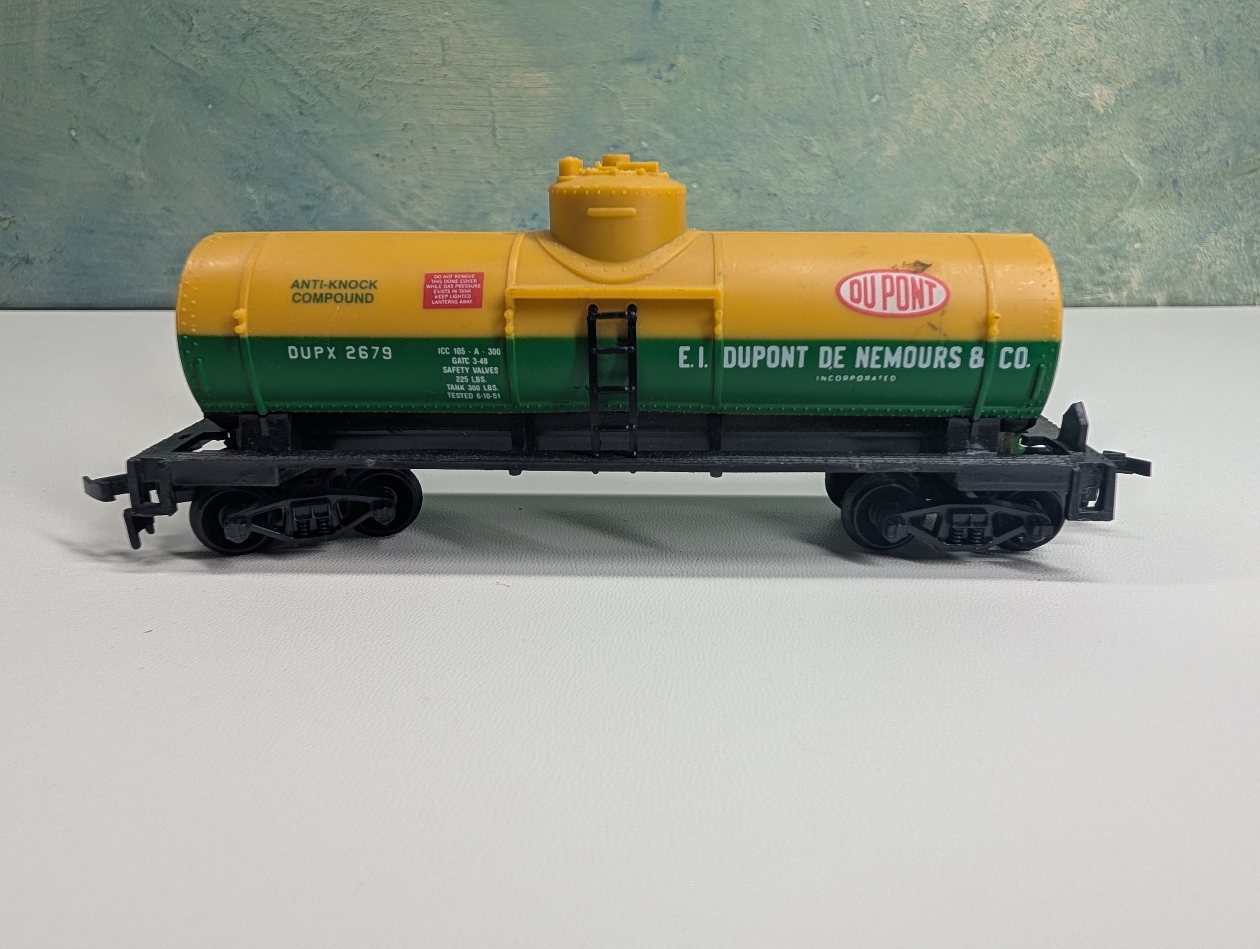 USED Life-Like HO Scale Single Dome Tank Car DuPont DUPX #2679