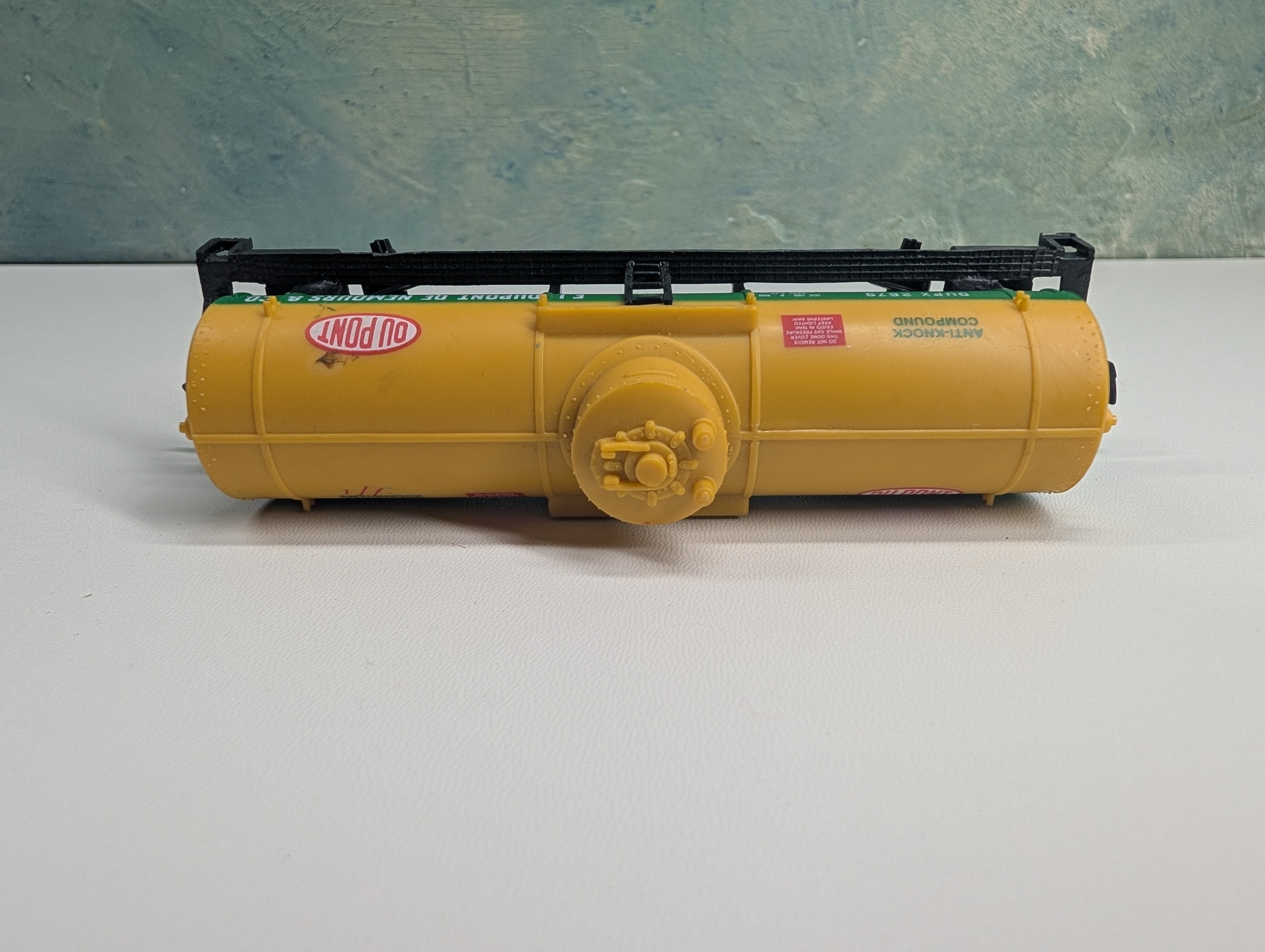 USED Life-Like HO Scale Single Dome Tank Car DuPont DUPX #2679