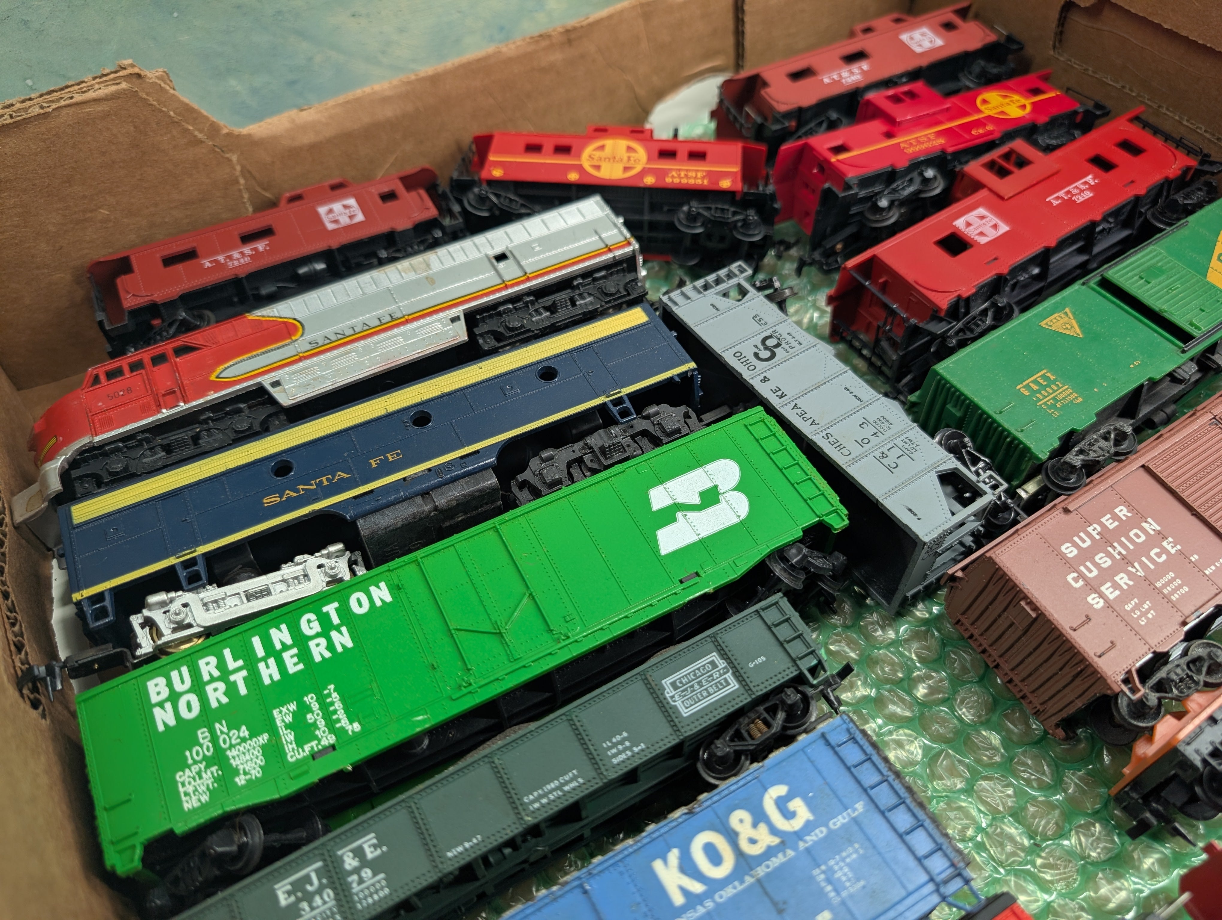 USED HO Scale Lot of Box Cars, Stock Cars, Locomotive and more For Parts/Repairs