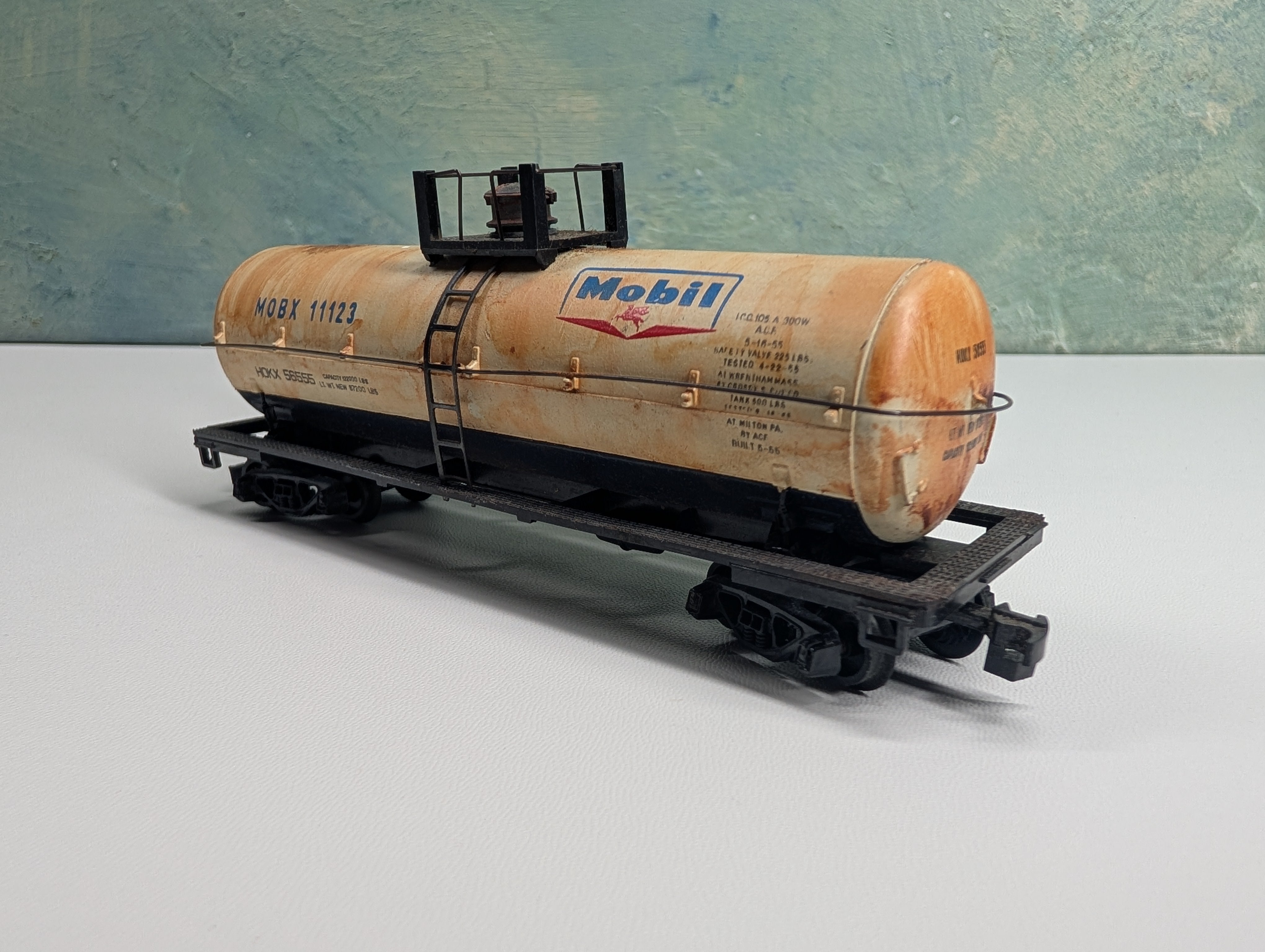 USED HO Scale Weathered Tank Car Mobil MOBX #11123