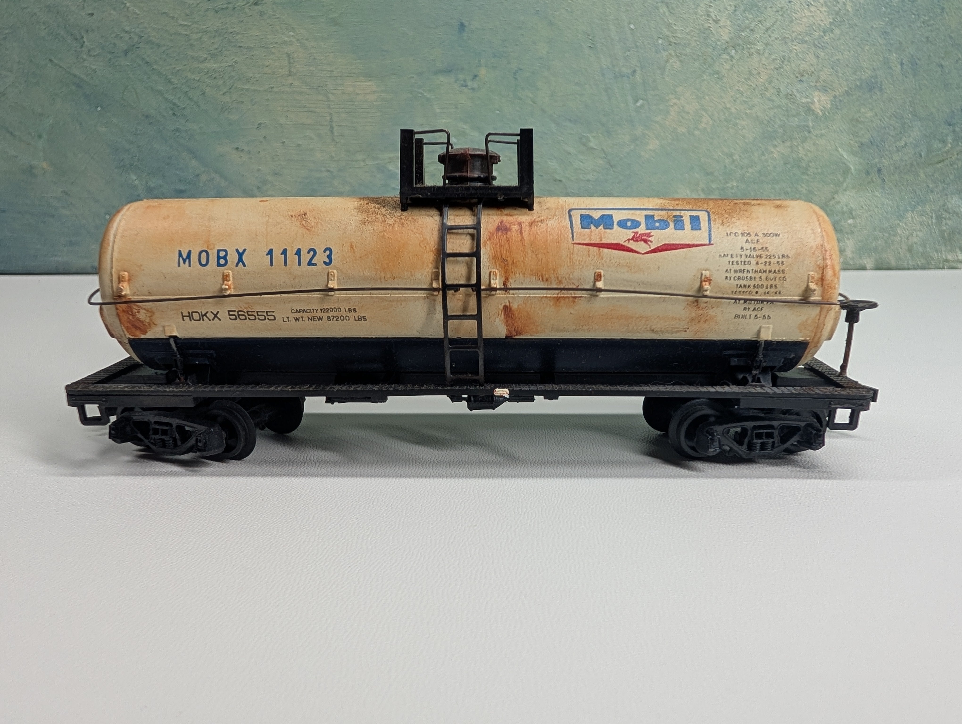 USED HO Scale Weathered Tank Car Mobil MOBX #11123