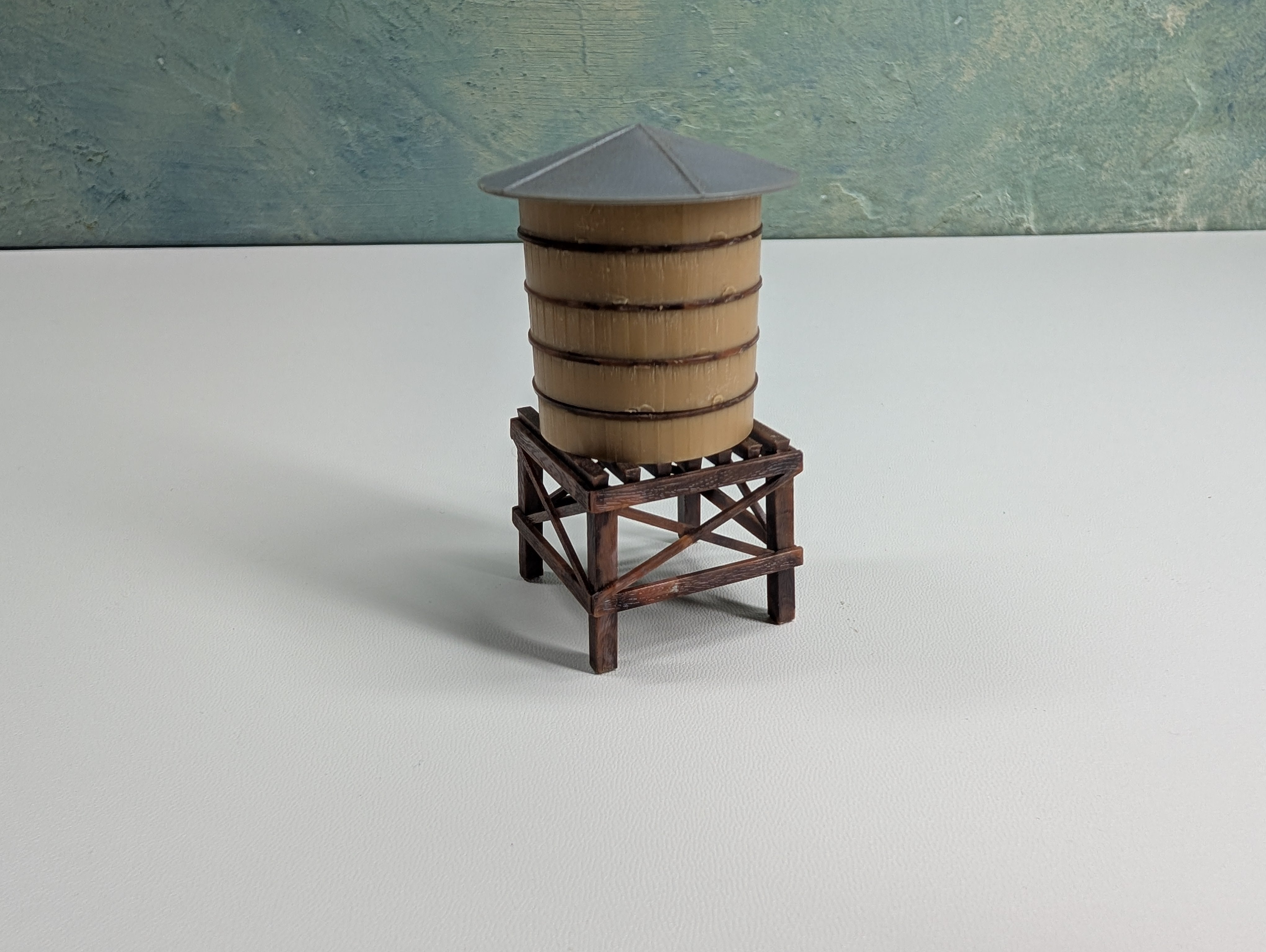 USED N Scale Old Time Water Tower