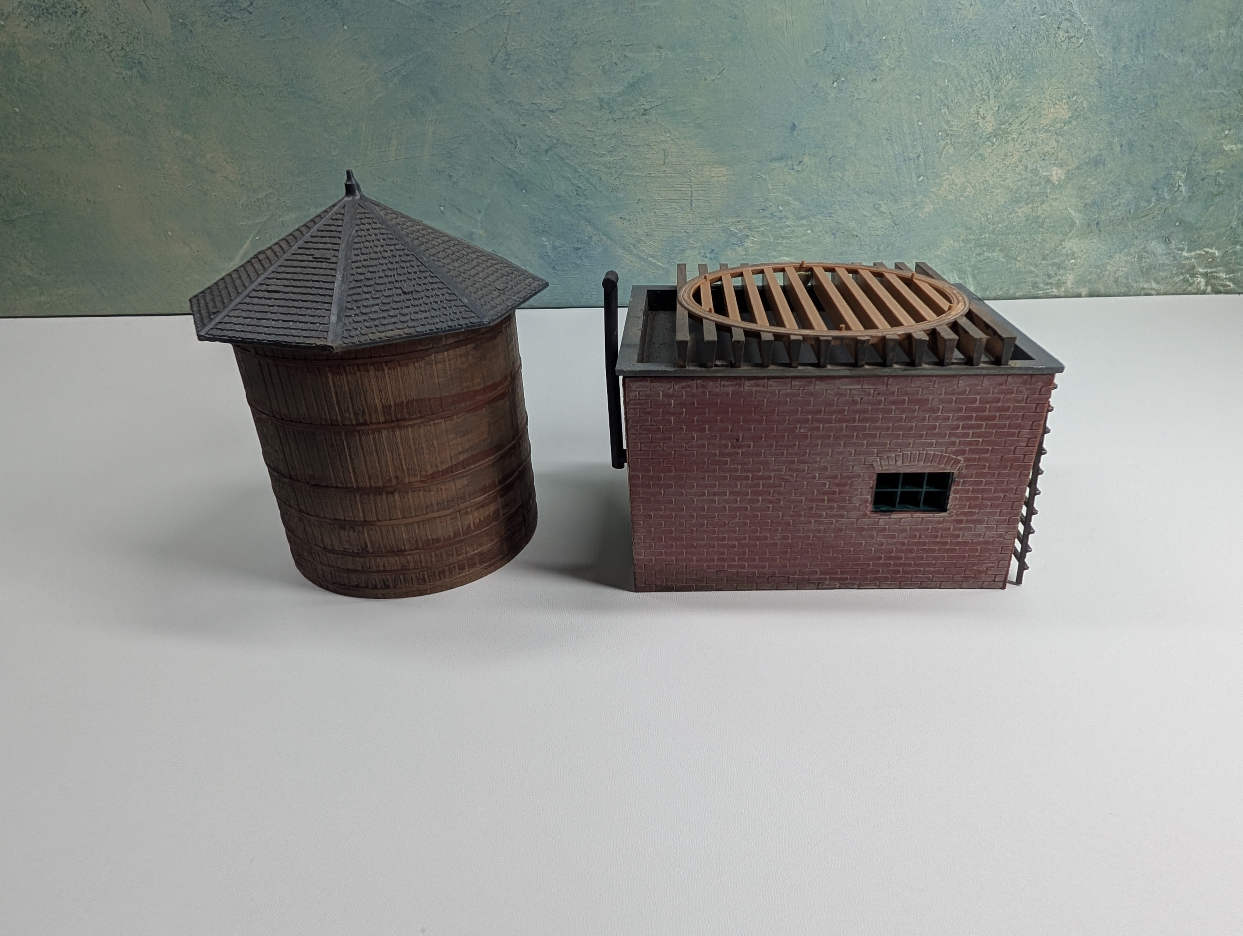 USED Lionel O OId Time Water Tower (Weathered)