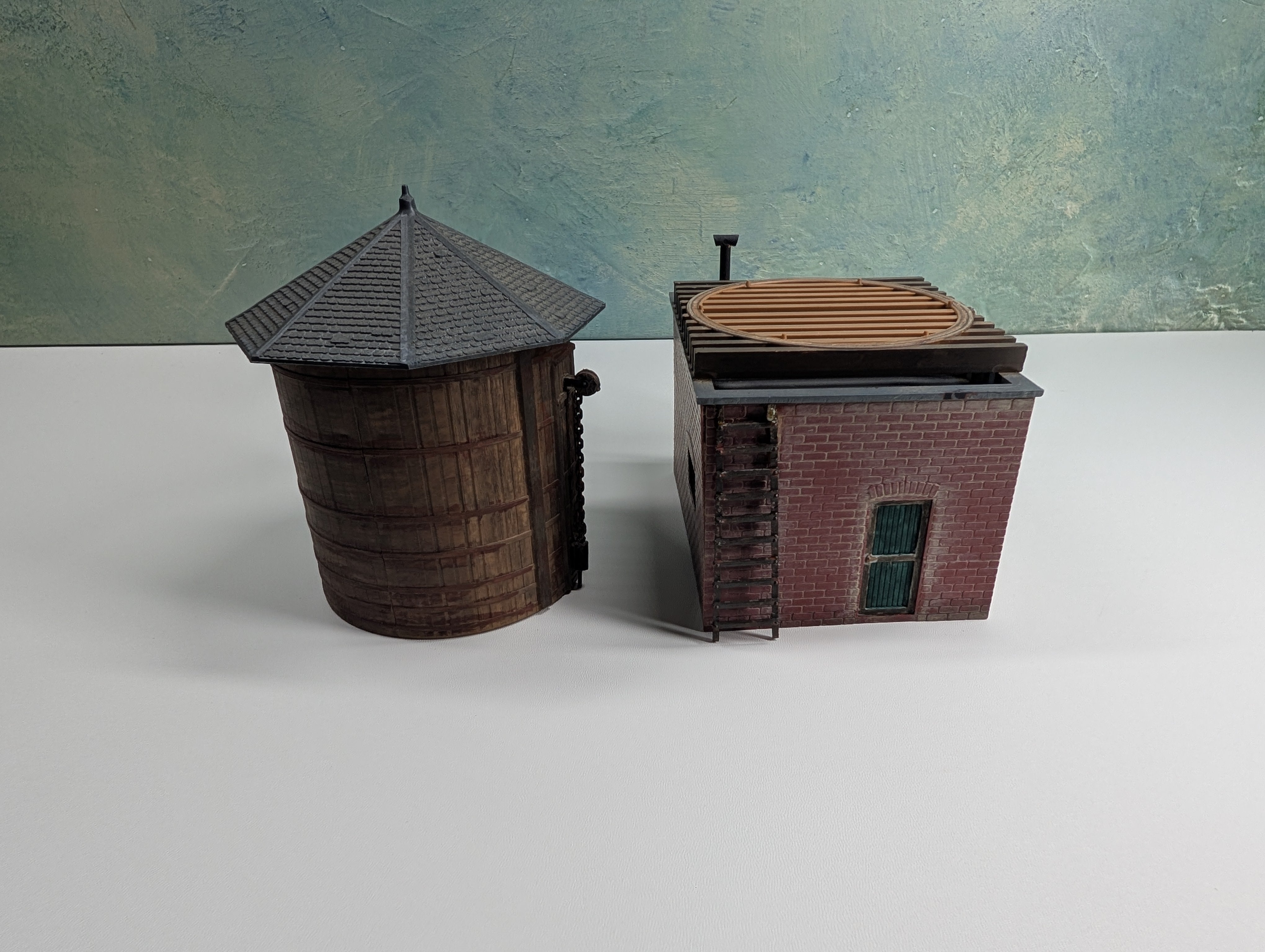USED Lionel O OId Time Water Tower (Weathered)
