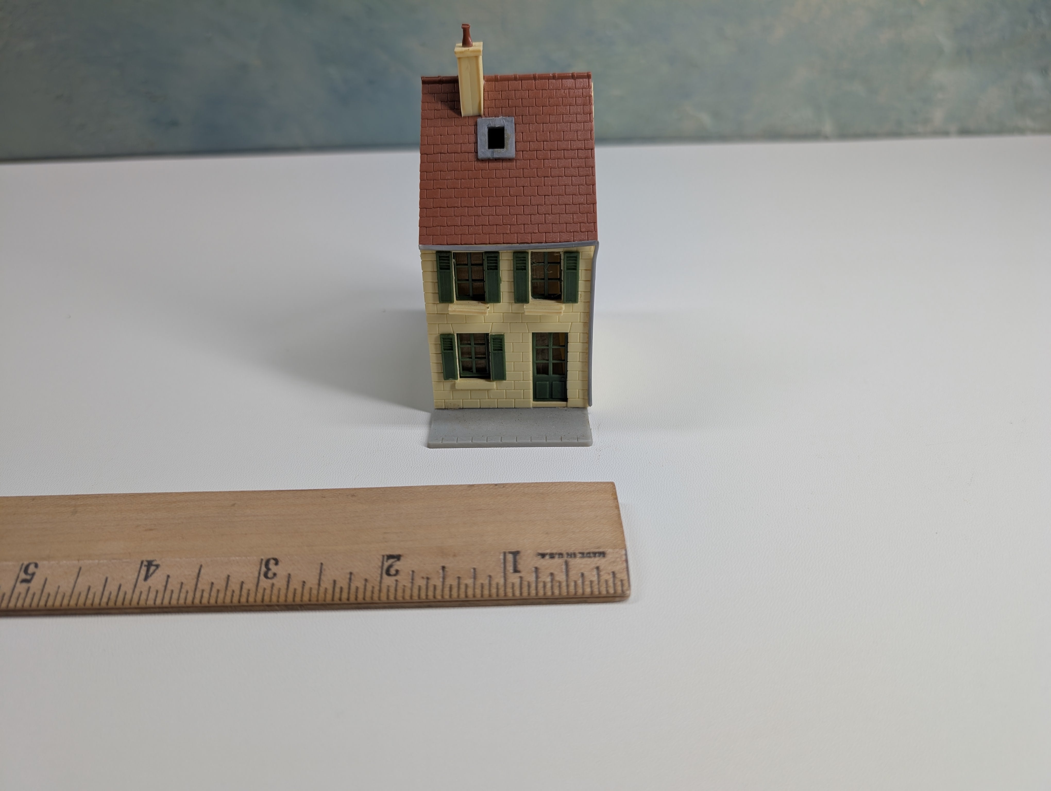 USED HO Scale Yellow German Home