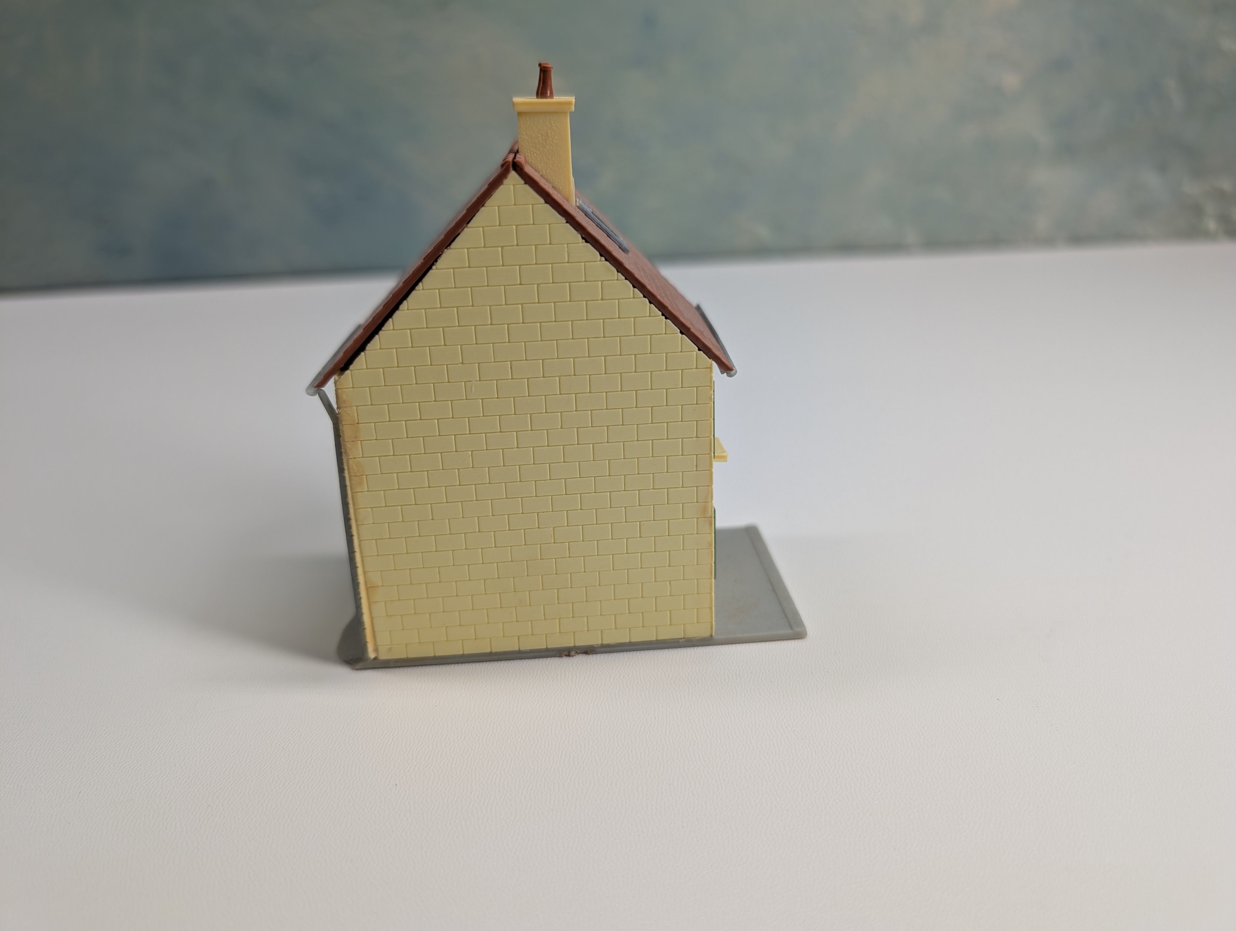 USED HO Scale Yellow German Home