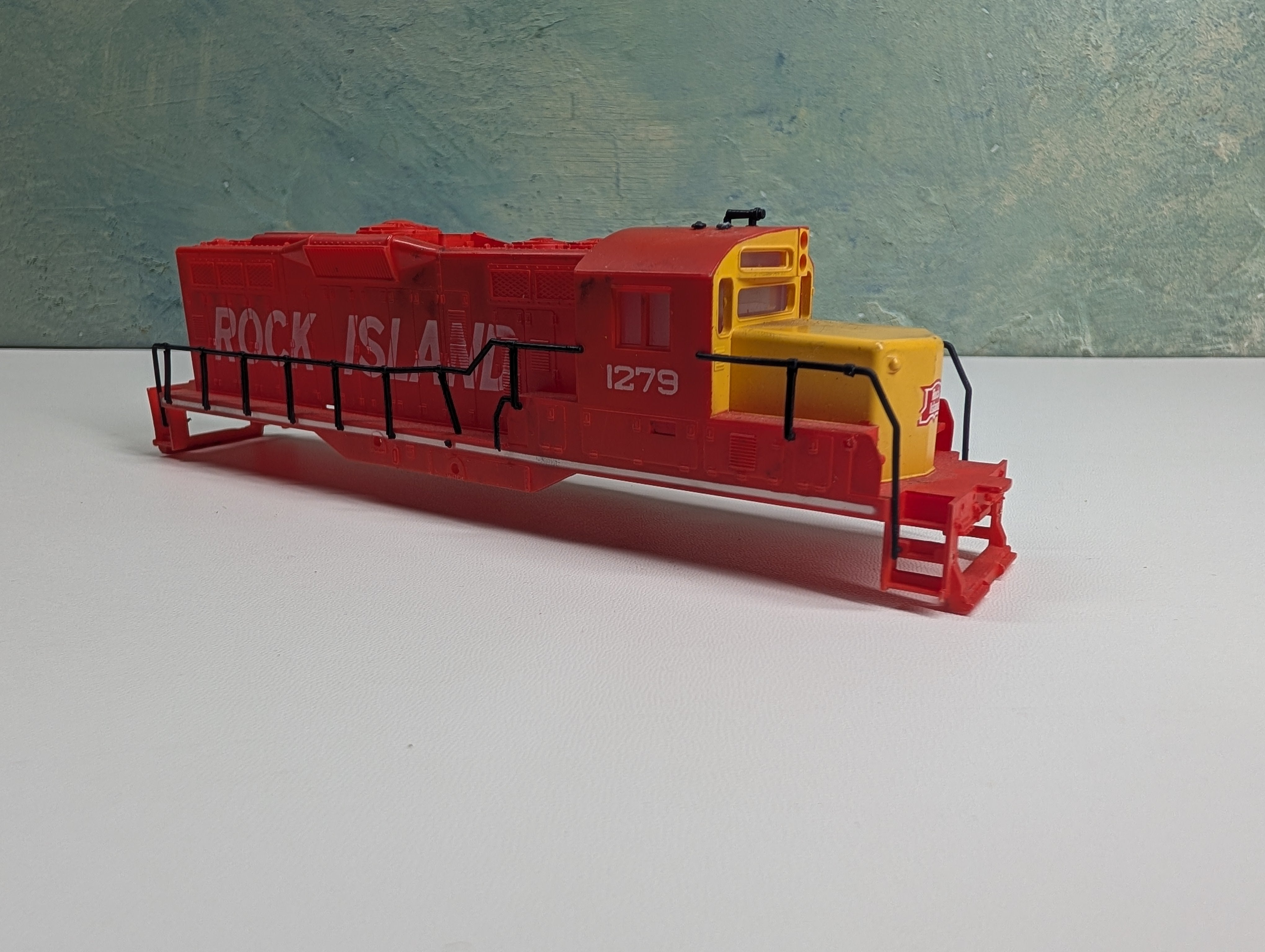 USED Cox HO Scale GP Diesel Locomotive Shell Only Rock Island #1279