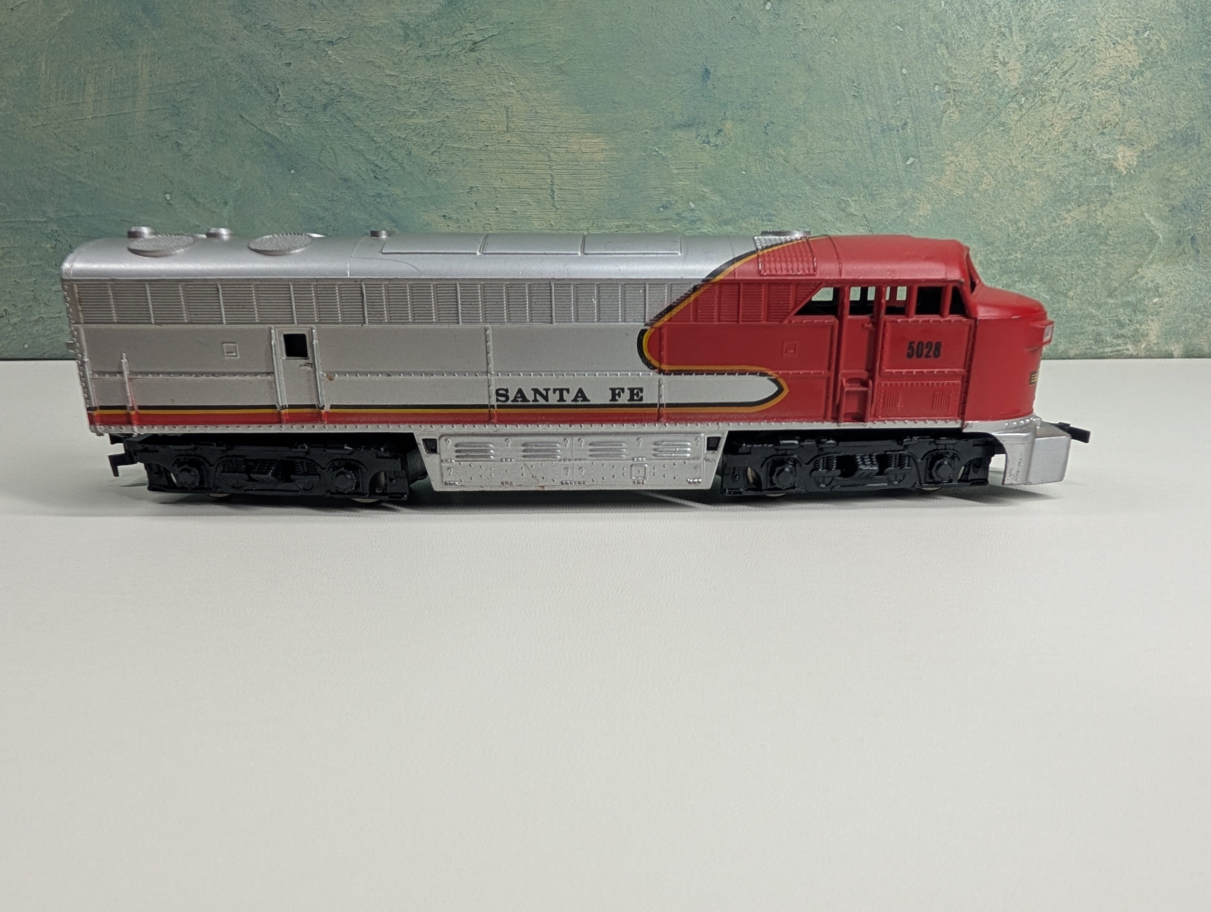 USED AHM HO Scale Diesel Locomotive Santa Fe #5028 Tested DC