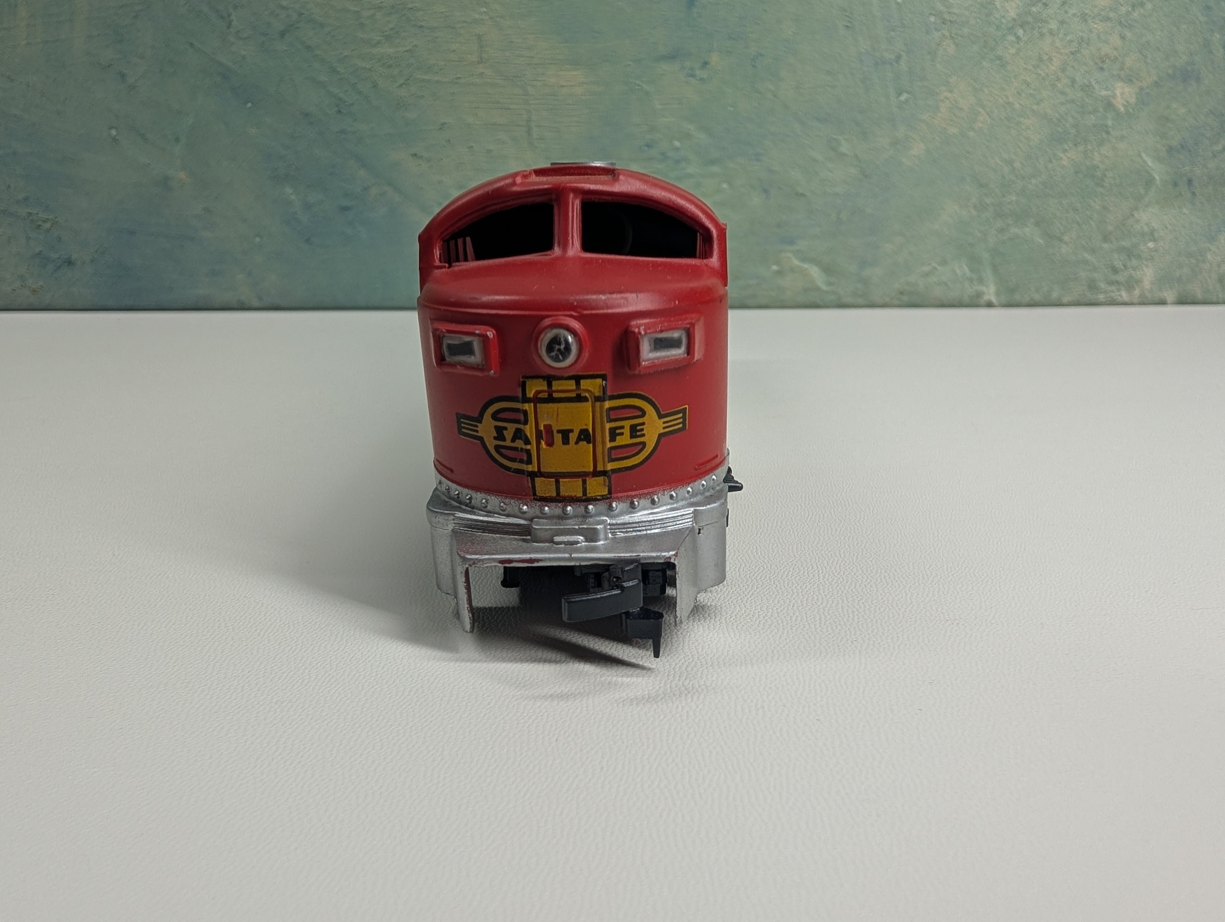 USED AHM HO Scale Diesel Locomotive Santa Fe #5028 Tested DC