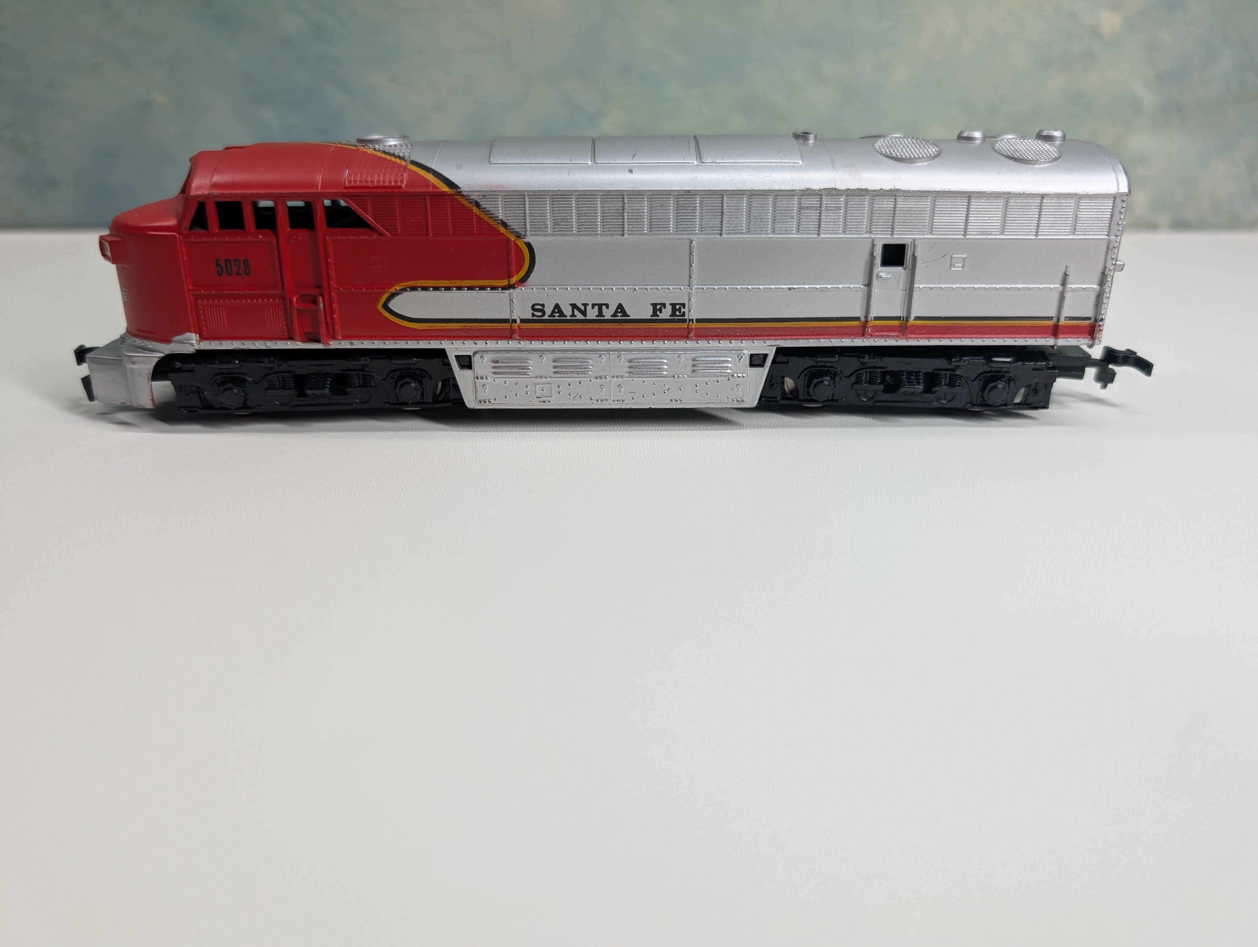 USED AHM HO Scale Diesel Locomotive Santa Fe #5028 Tested DC