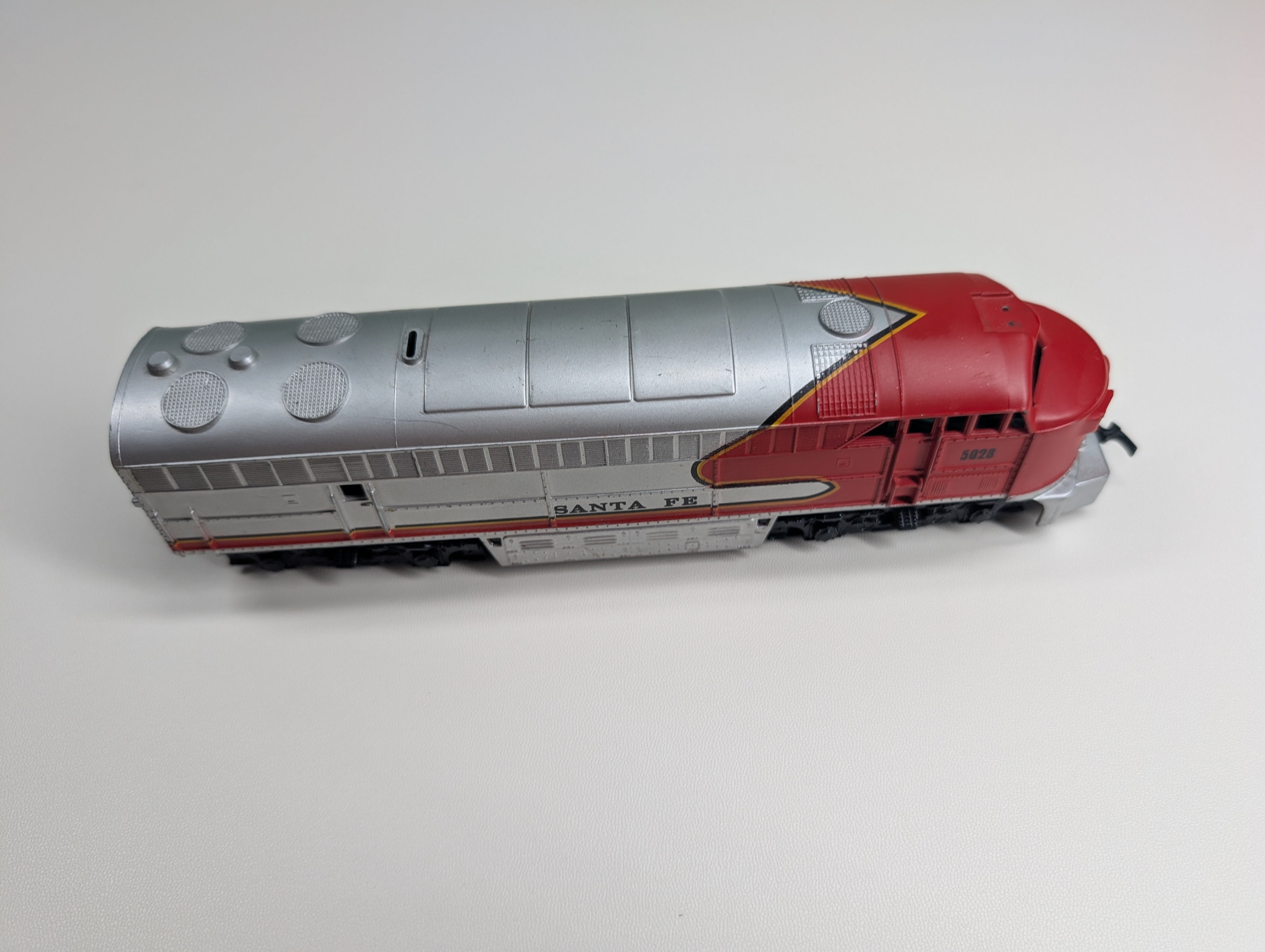 USED AHM HO Scale Diesel Locomotive Santa Fe #5028 Tested DC