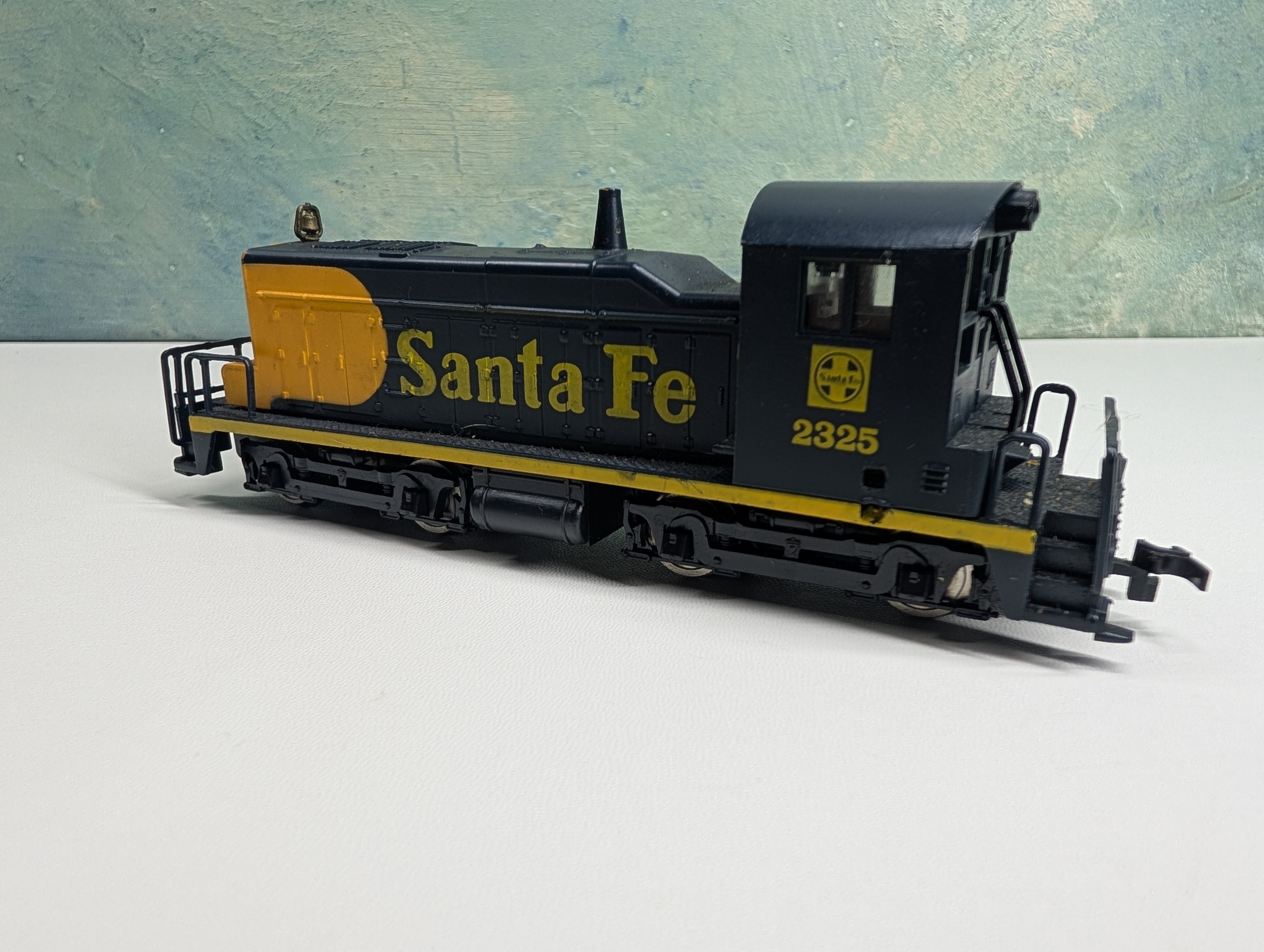 USED HO Scale SW-1 Switcher Diesel Locomotive Santa Fe #2325 Tested DC