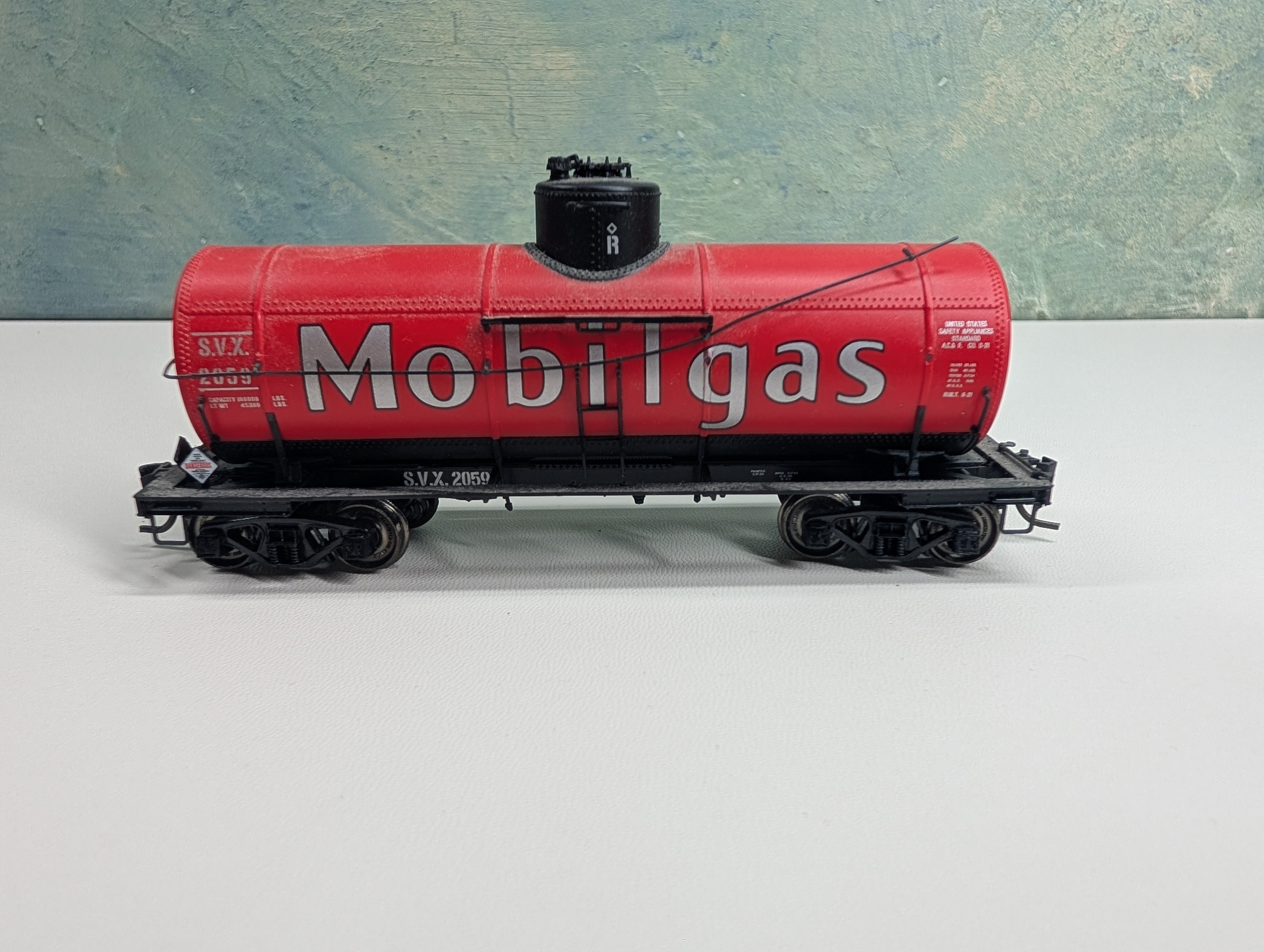 USED Life-Like HO Scale Single Dome Tank Car Mobilgas SVX #2059 Proto 2000, Metal Wheels