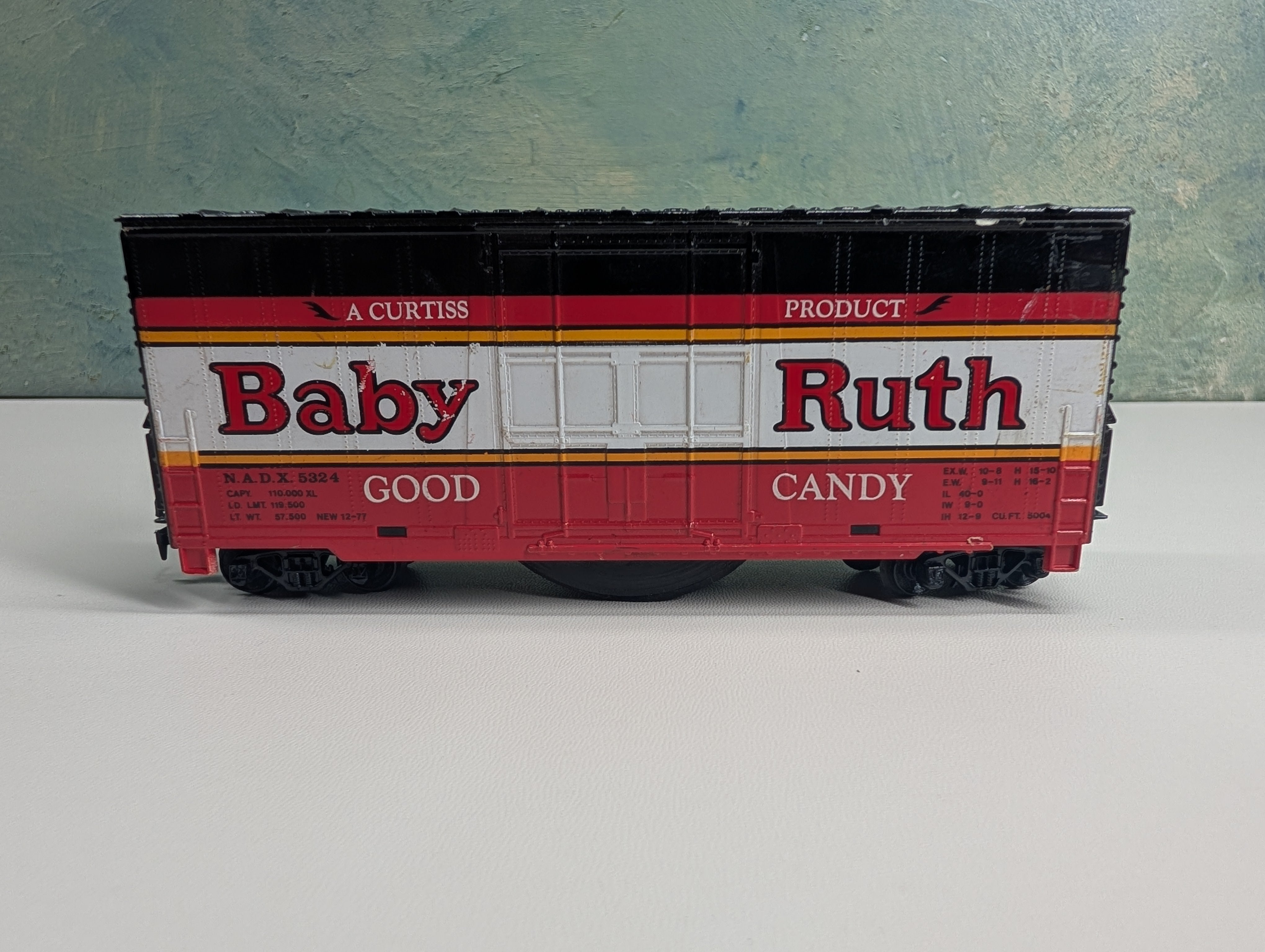 USED HO Scale HI-Cube Box Car w/ Rattle Baby Ruth NADX #5324