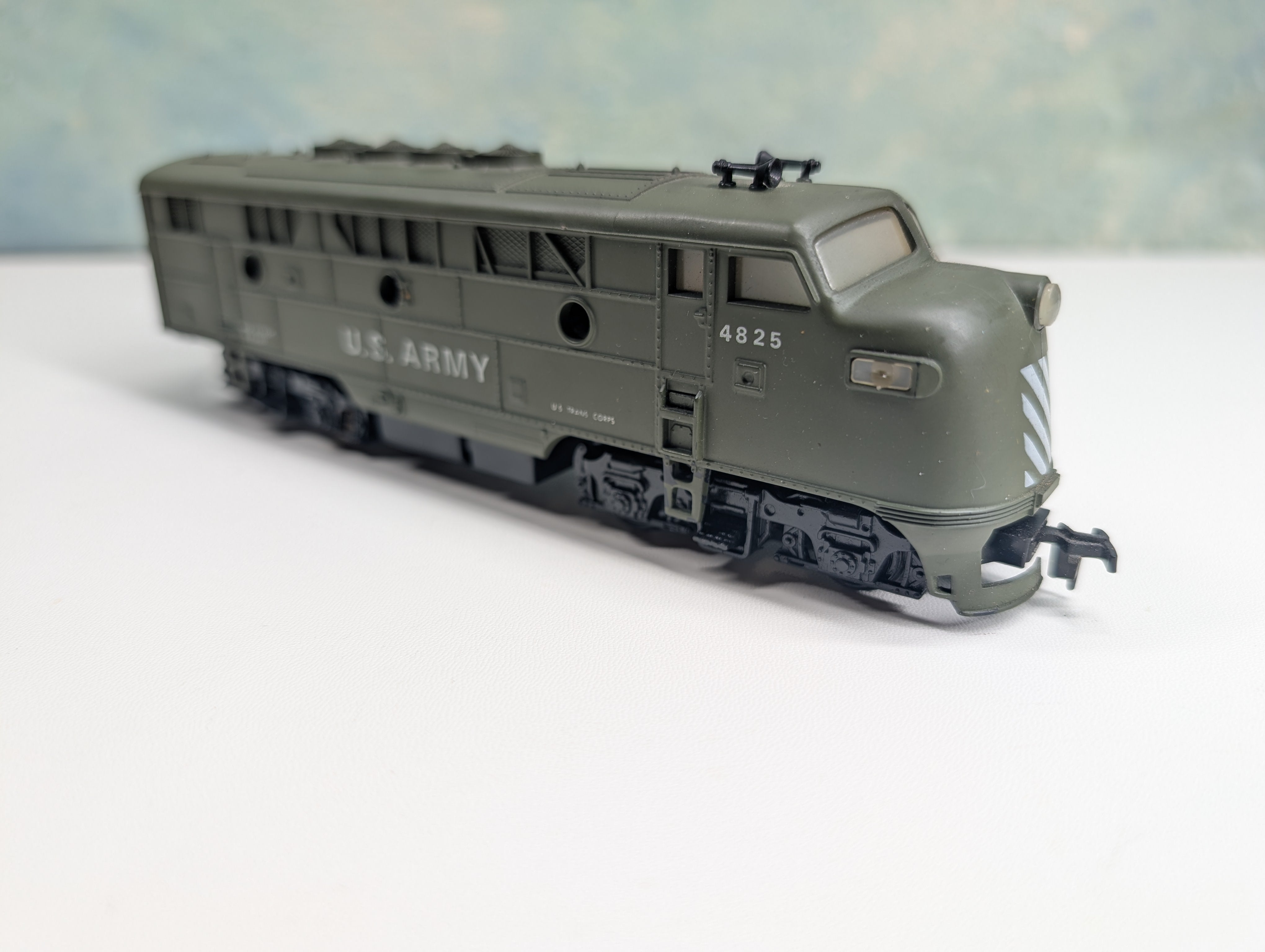 USED Cox HO Scale Diesel Locomotive US Army #4825 Tested DC