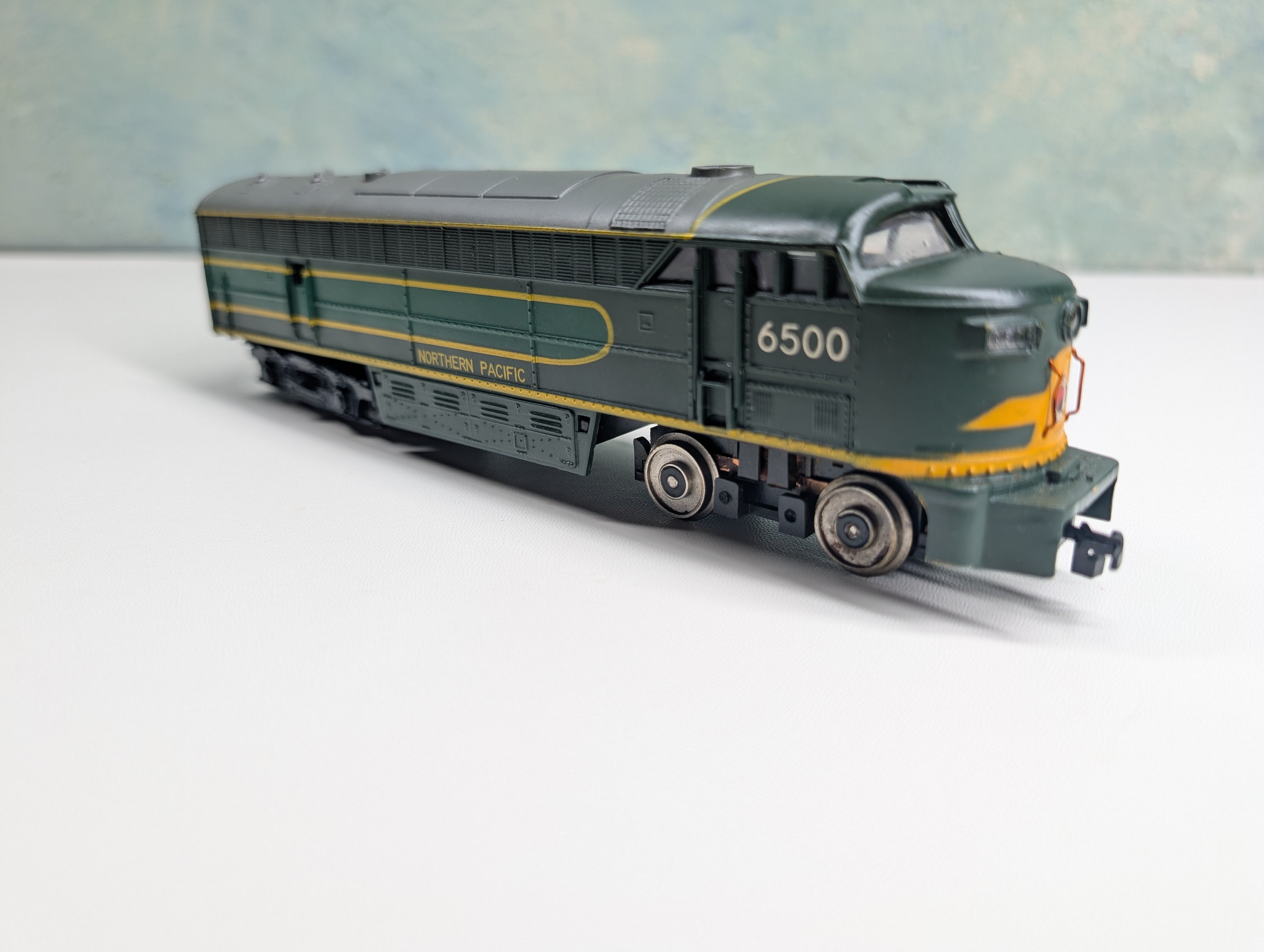 USED AHM HO Scale FM Diesel Locomotive Northern Pacific #6500 Tested DC